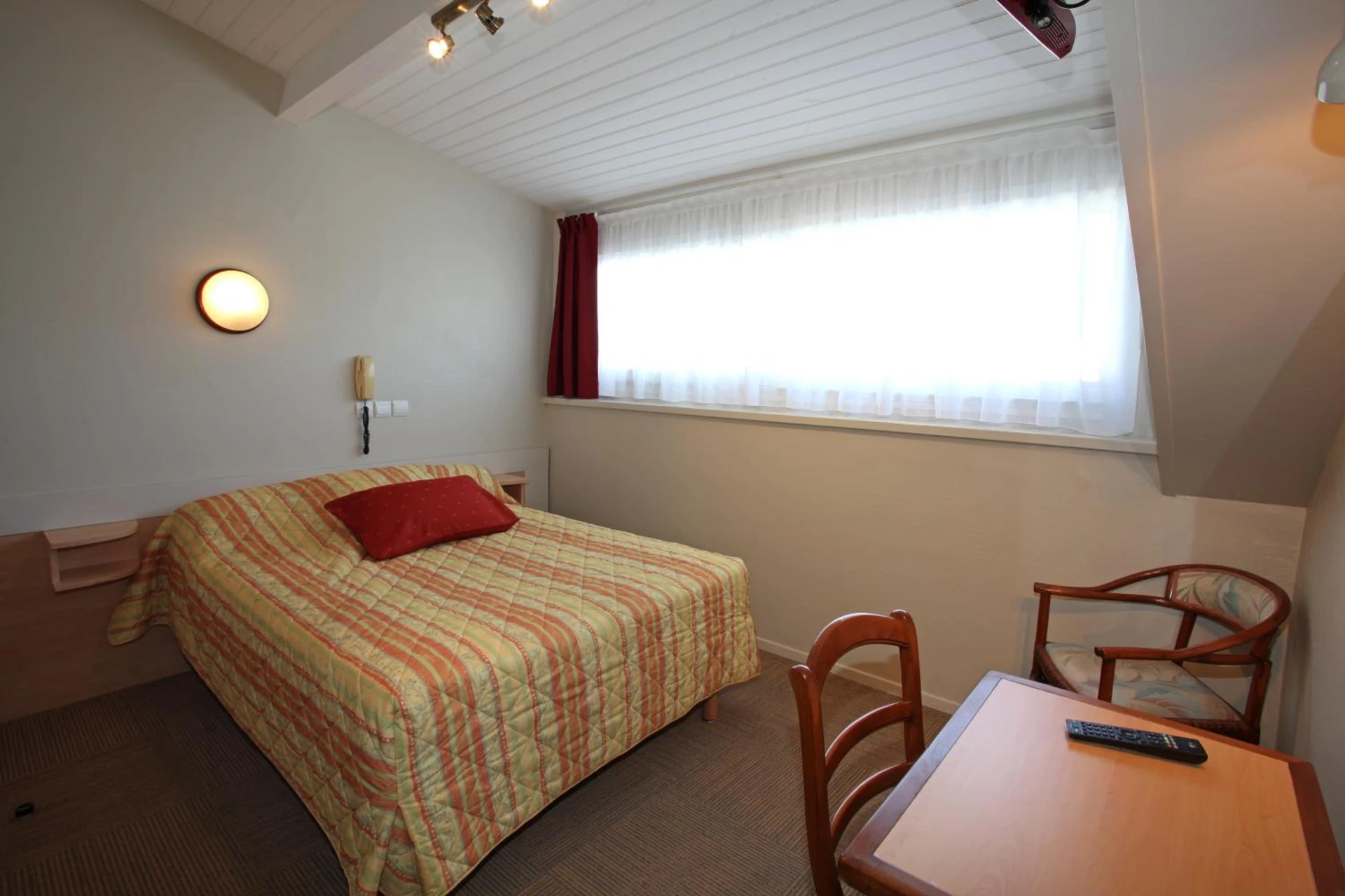 Chambre disponible pour un séminaire d'entreprise à Au Primerose Hôtel - Argelès-Gazost