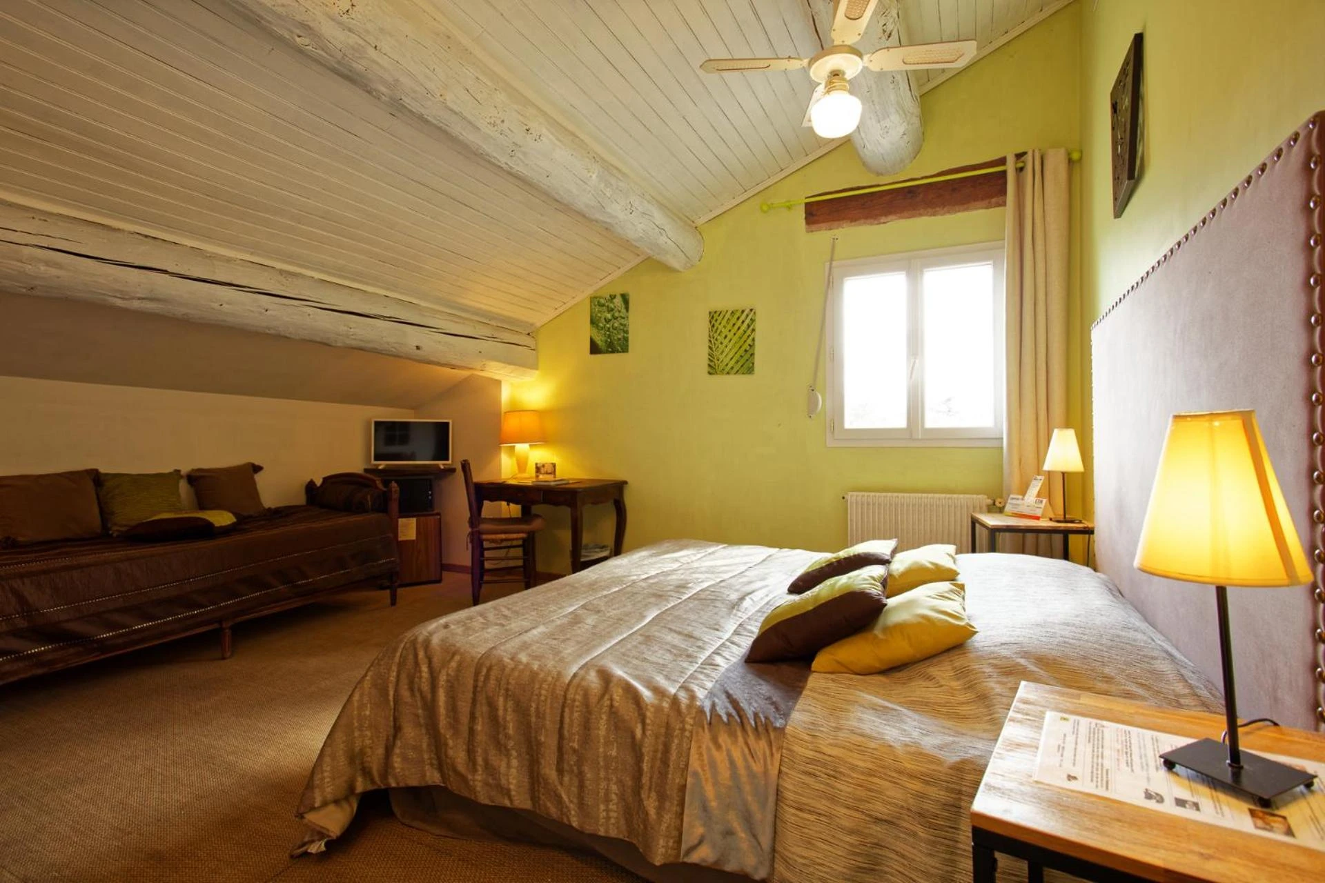 Chambre disponible pour un séminaire d'entreprise à Logis Auberge De Tavel - Tavel