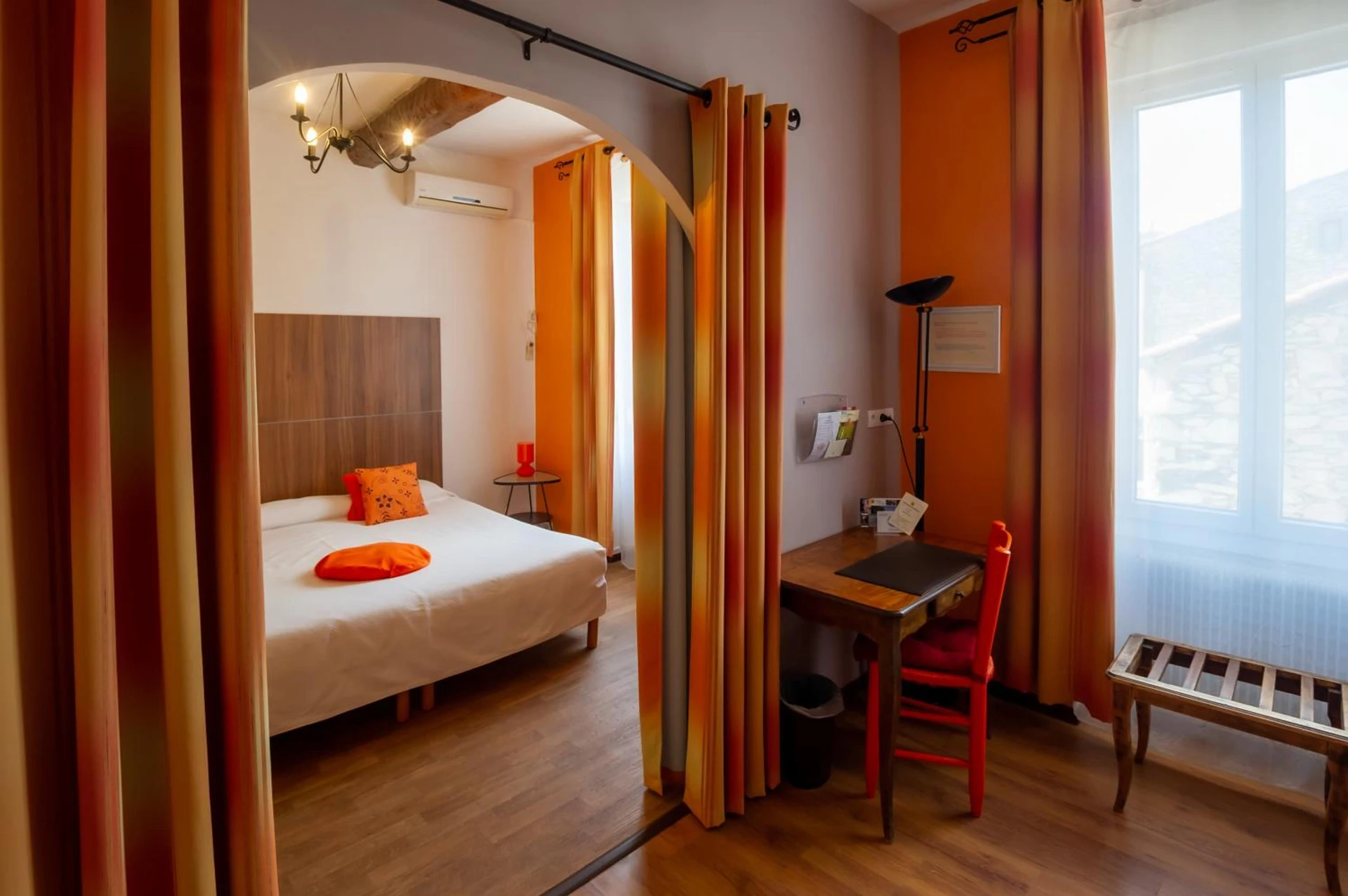 Chambre disponible pour un séminaire d'entreprise à Logis Auberge De Tavel - Tavel