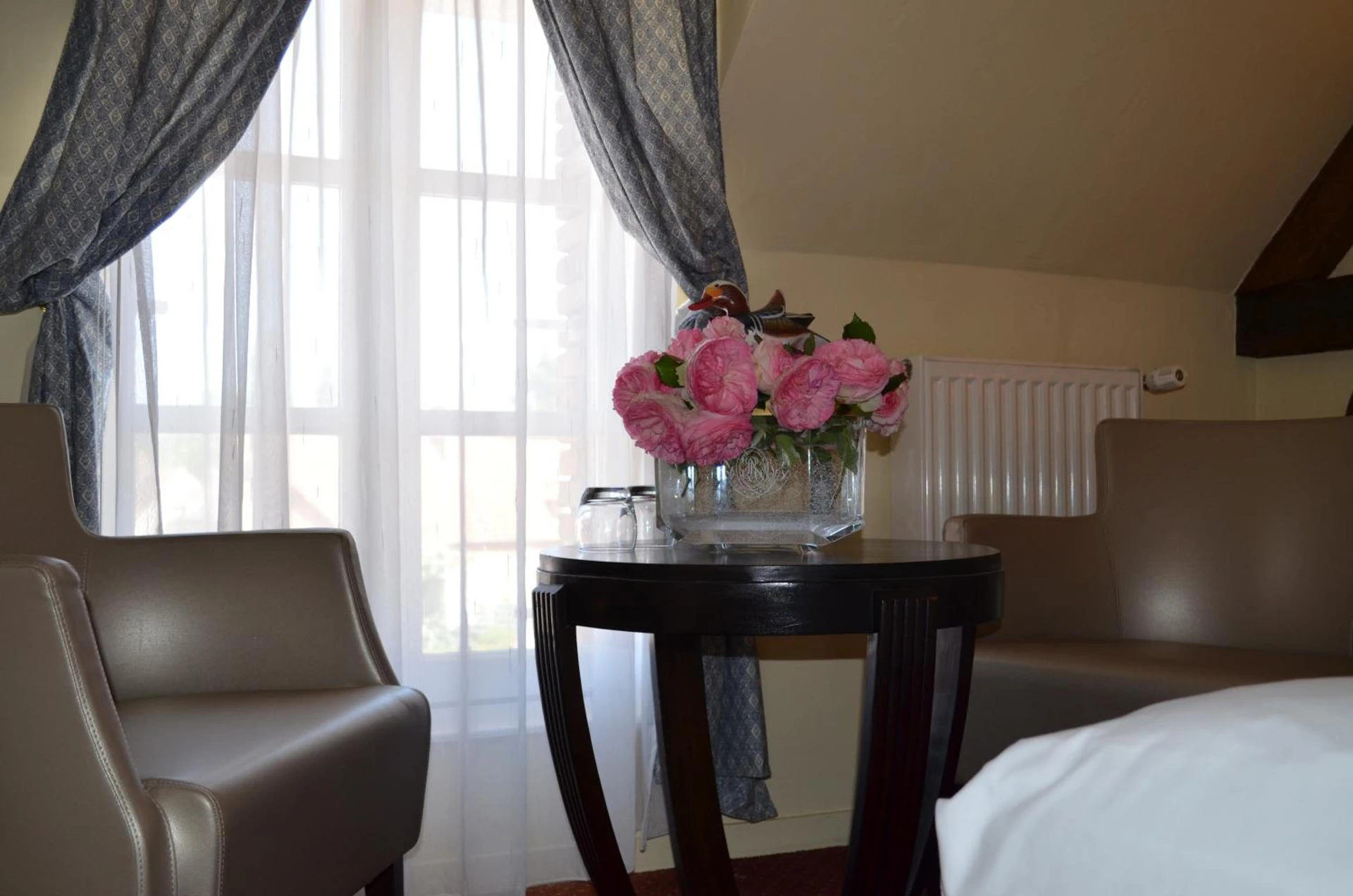 Chambre disponible pour un séminaire d'entreprise à Logis Hôtel Auberge du Cheval Blanc - Yvoy-le-Marron