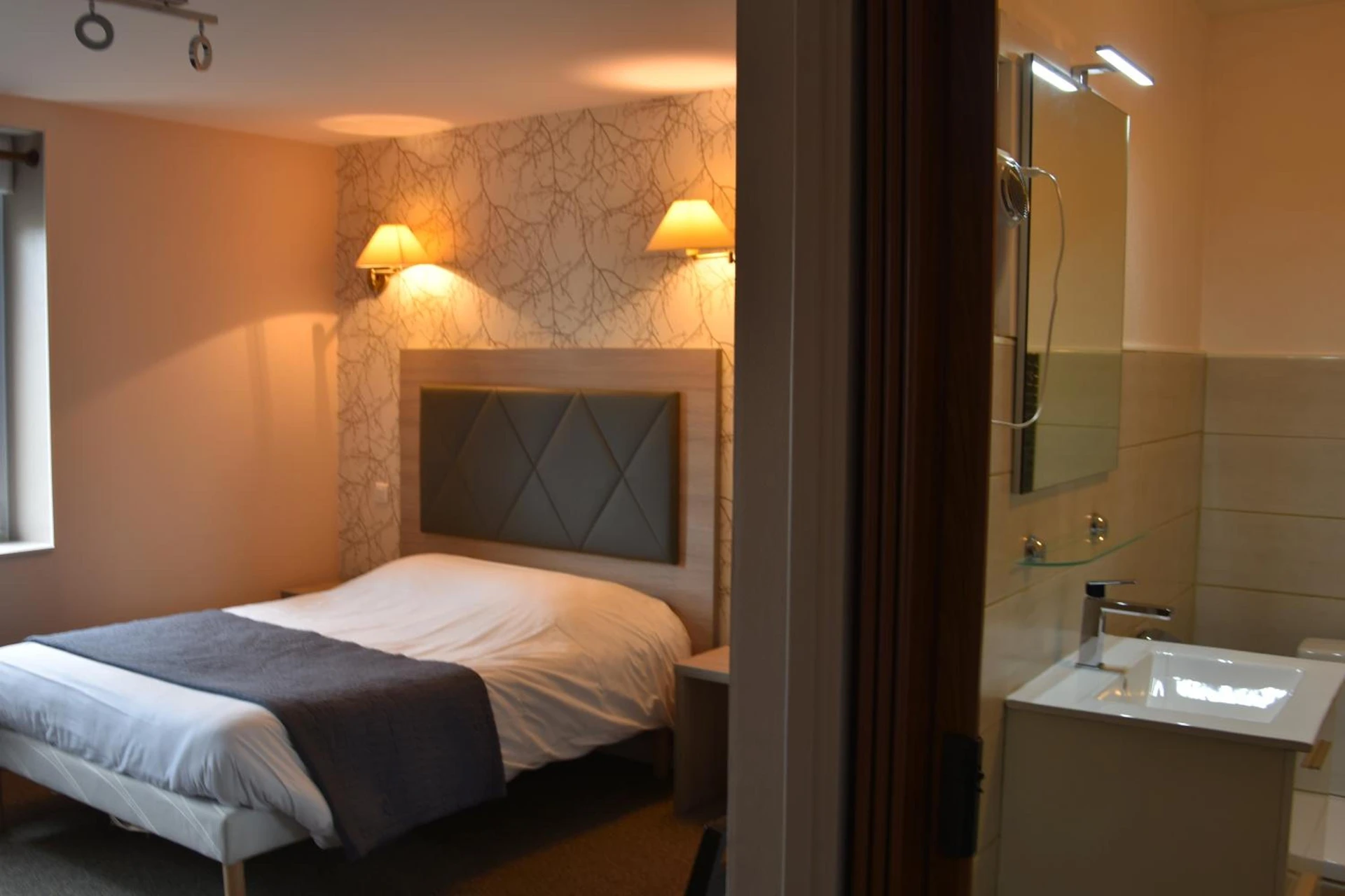 Magnifique chambre pour un séminaire d'entreprise à LOGIS Hotel Restaurant Auberge Du Cheval Blanc - Chamouilley