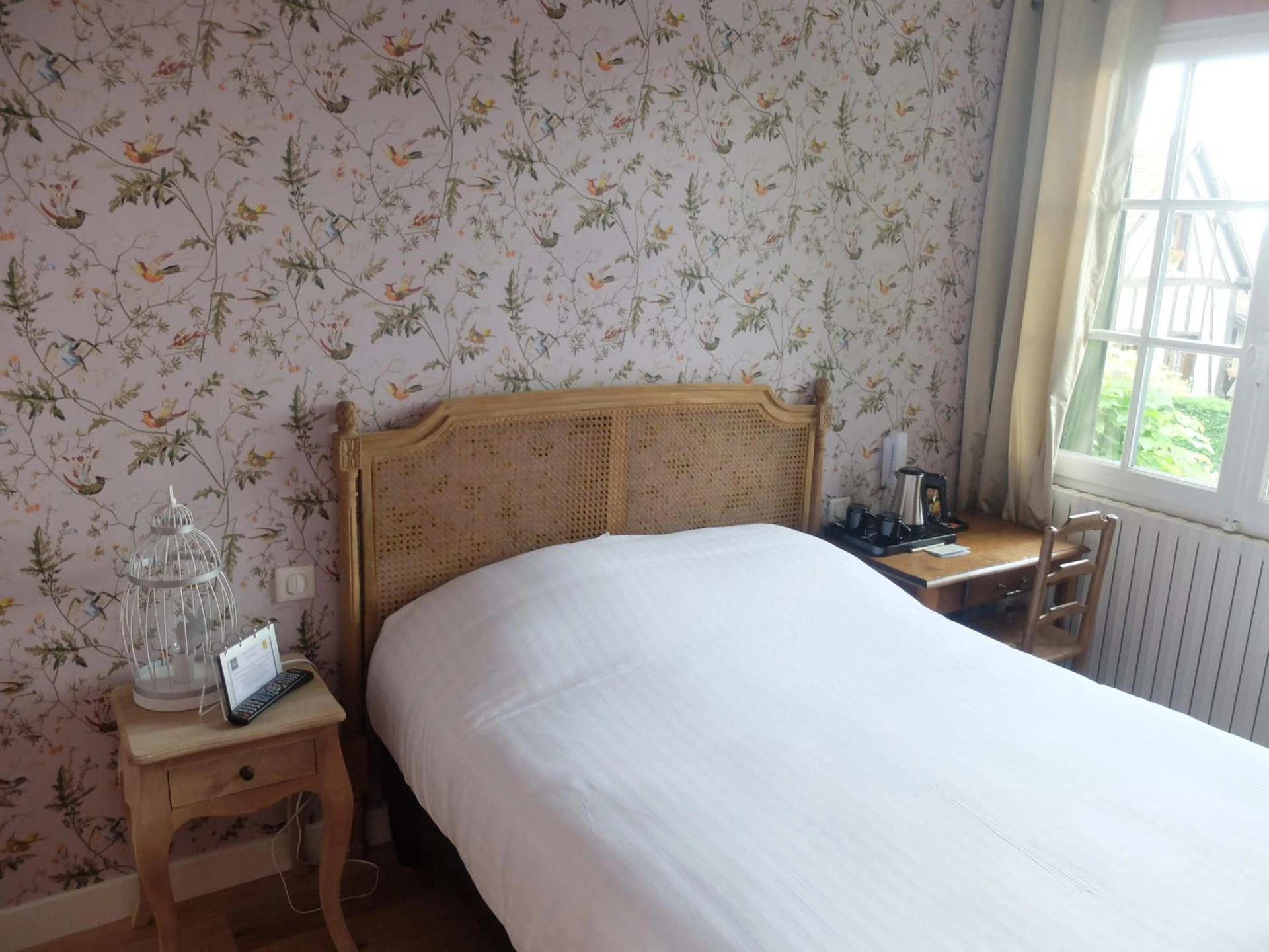 Chambre disponible pour un séminaire d'entreprise à Auberge Du Grand Dauphin - Dhuizon