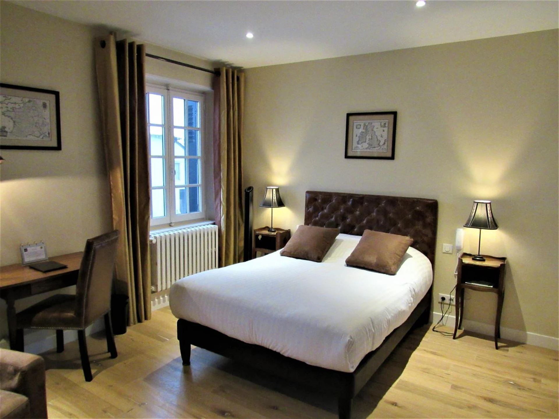 Chambre disponible pour un séminaire d'entreprise à Auberge Du Grand Dauphin - Dhuizon