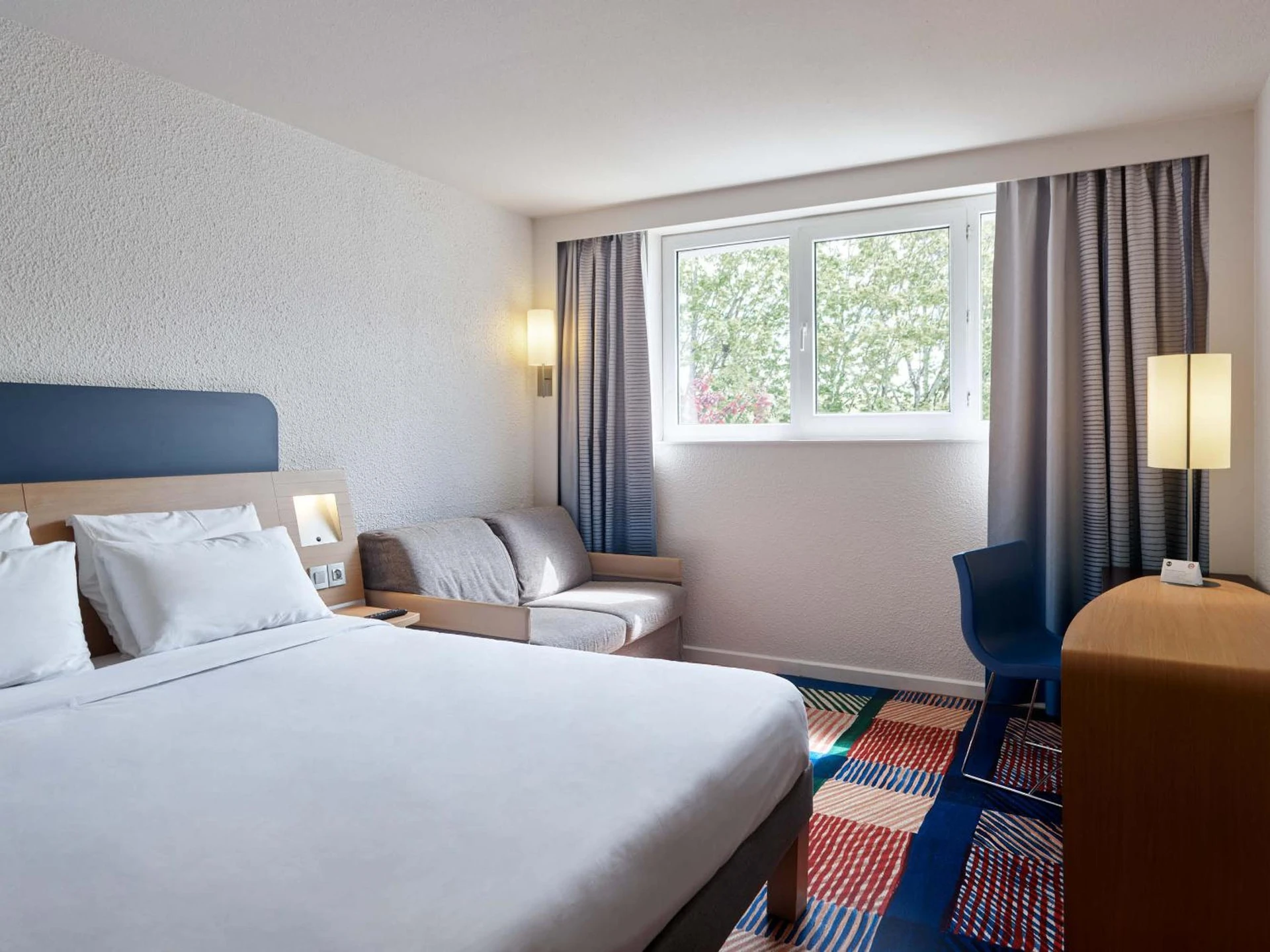 Chambre disponible pour un séminaire d'entreprise à B&B HOTEL Cergy Port 4 étoiles - Cergy