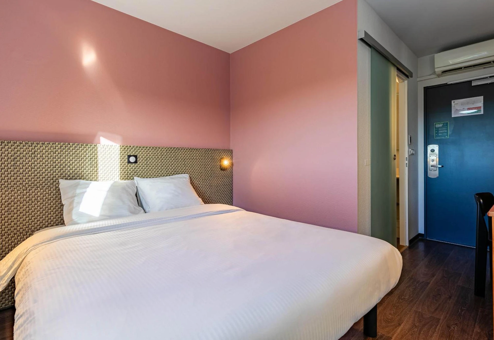 Chambre disponible pour un séminaire d'entreprise à B&B HOTEL Colmar Lumière - Colmar