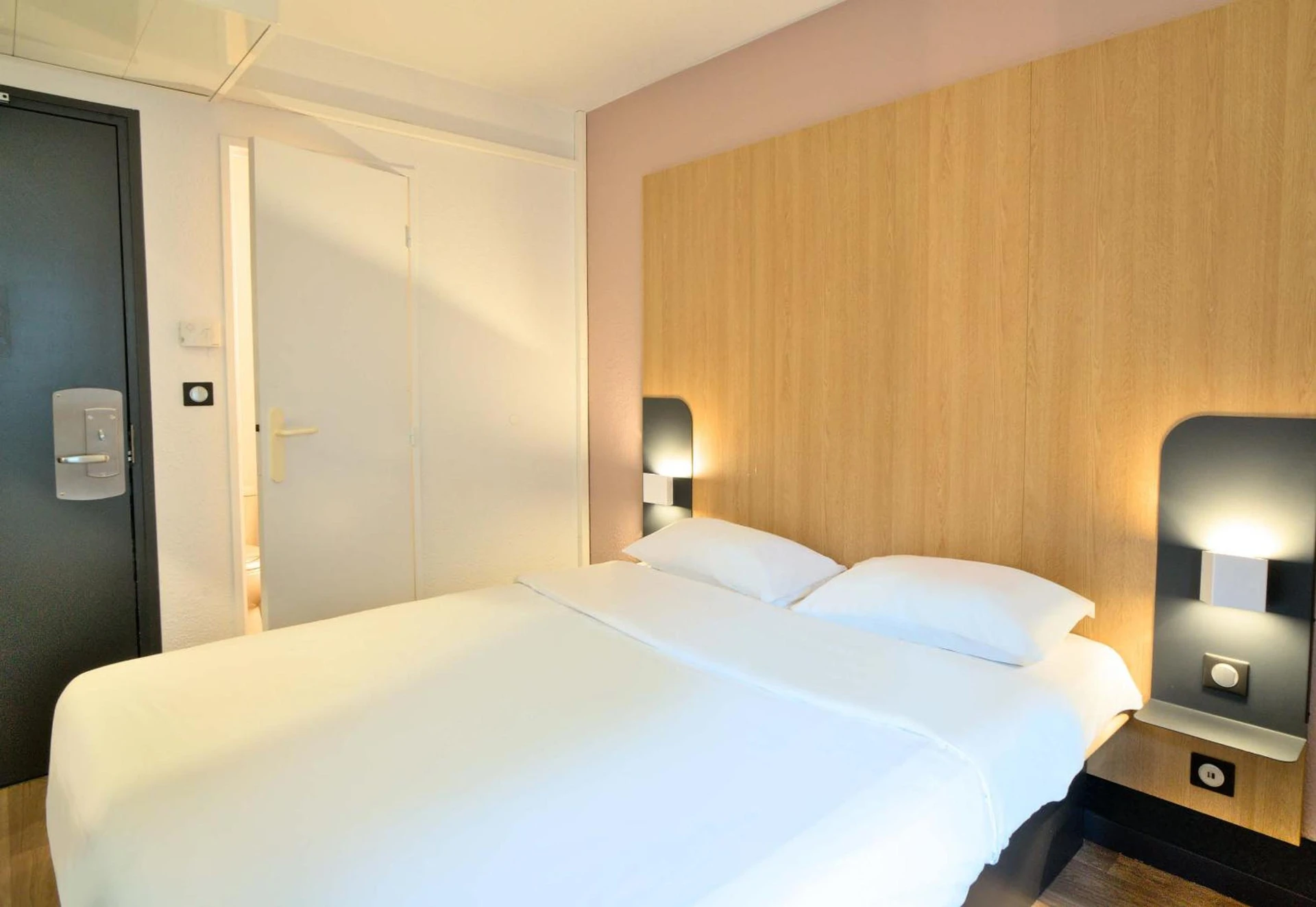 Chambre disponible pour un séminaire d'entreprise à B&B HOTEL Dreux Centre - Dreux