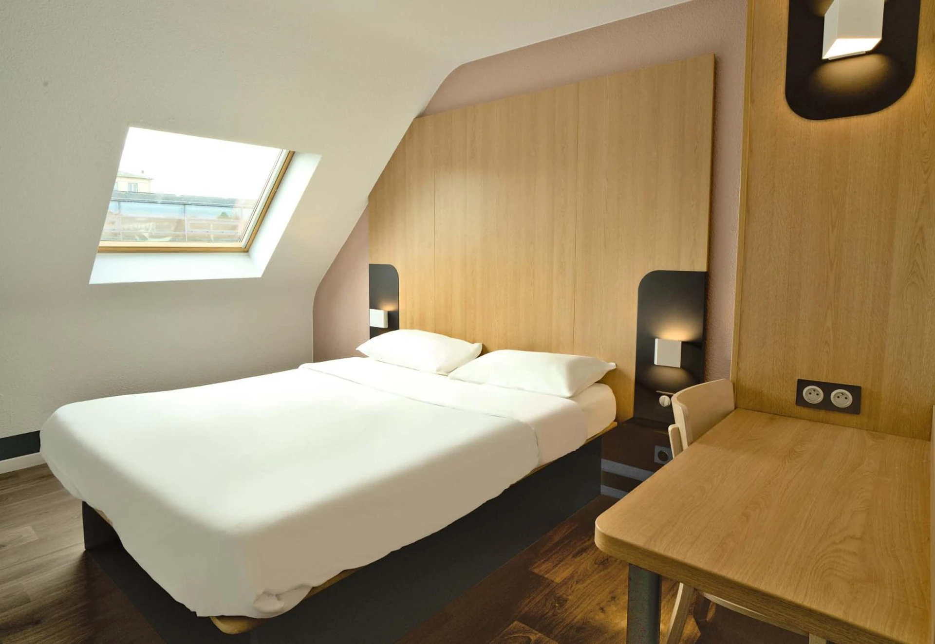 Chambre disponible pour un séminaire d'entreprise à B&B HOTEL Dreux Centre - Dreux