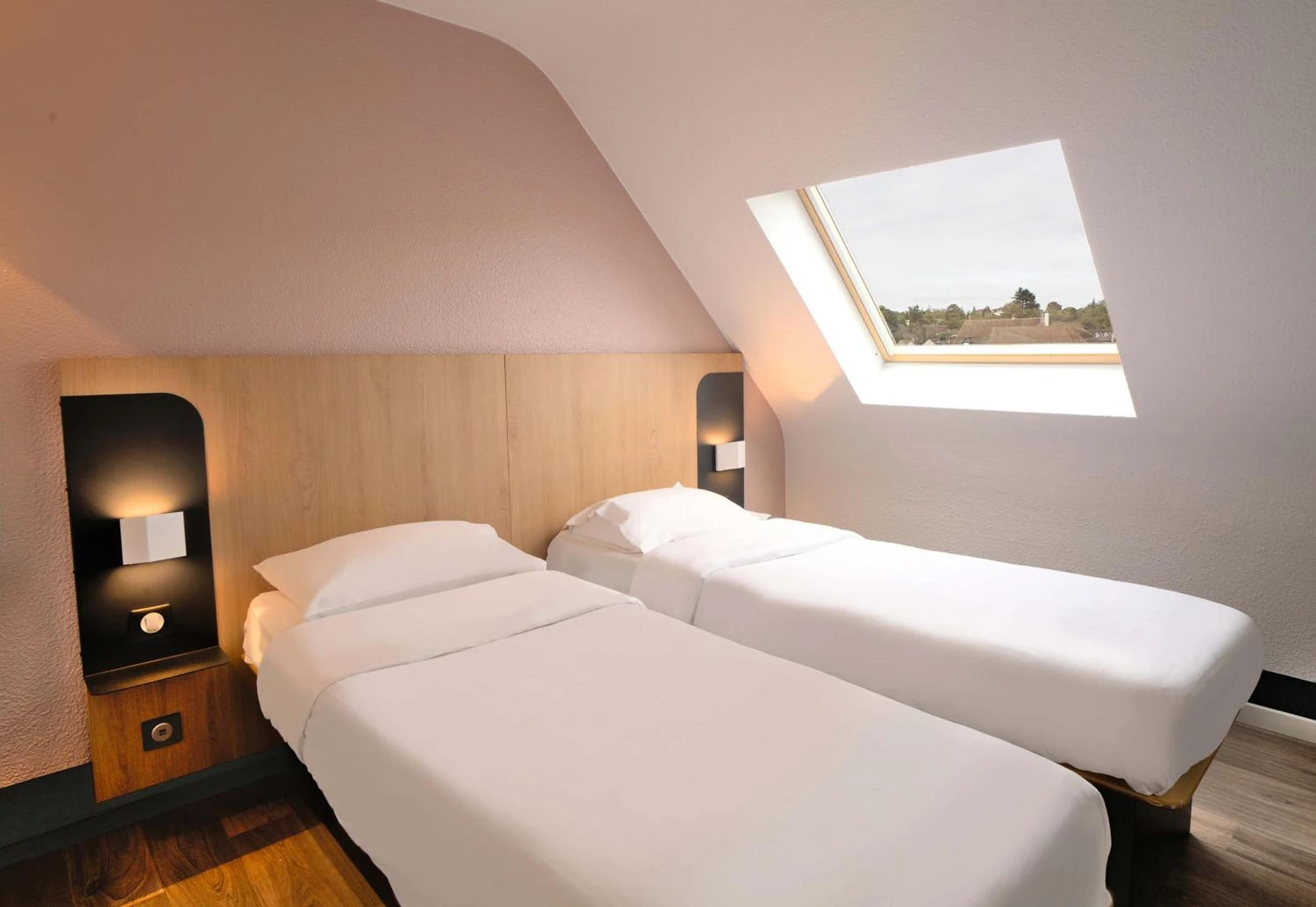Chambre disponible pour un séminaire d'entreprise à B&B HOTEL Dreux Centre - Dreux