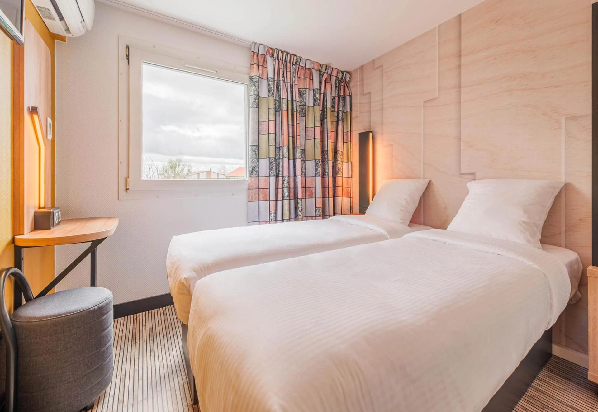 Magnifique chambre pour un séminaire d'entreprise à B&B HOTEL Mulhouse Sausheim - Sausheim