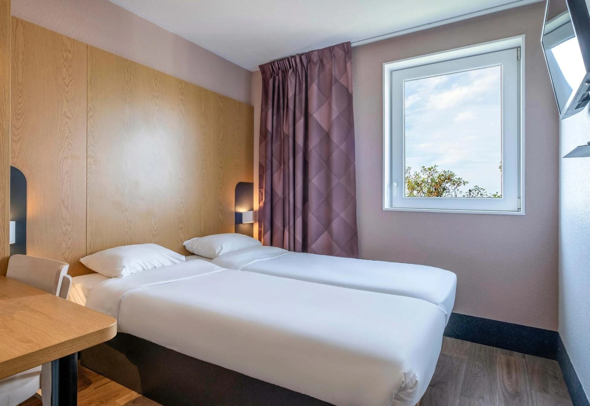Chambre disponible pour un séminaire d'entreprise à B&B HOTEL Niort Marais Poitevin Est - Niort