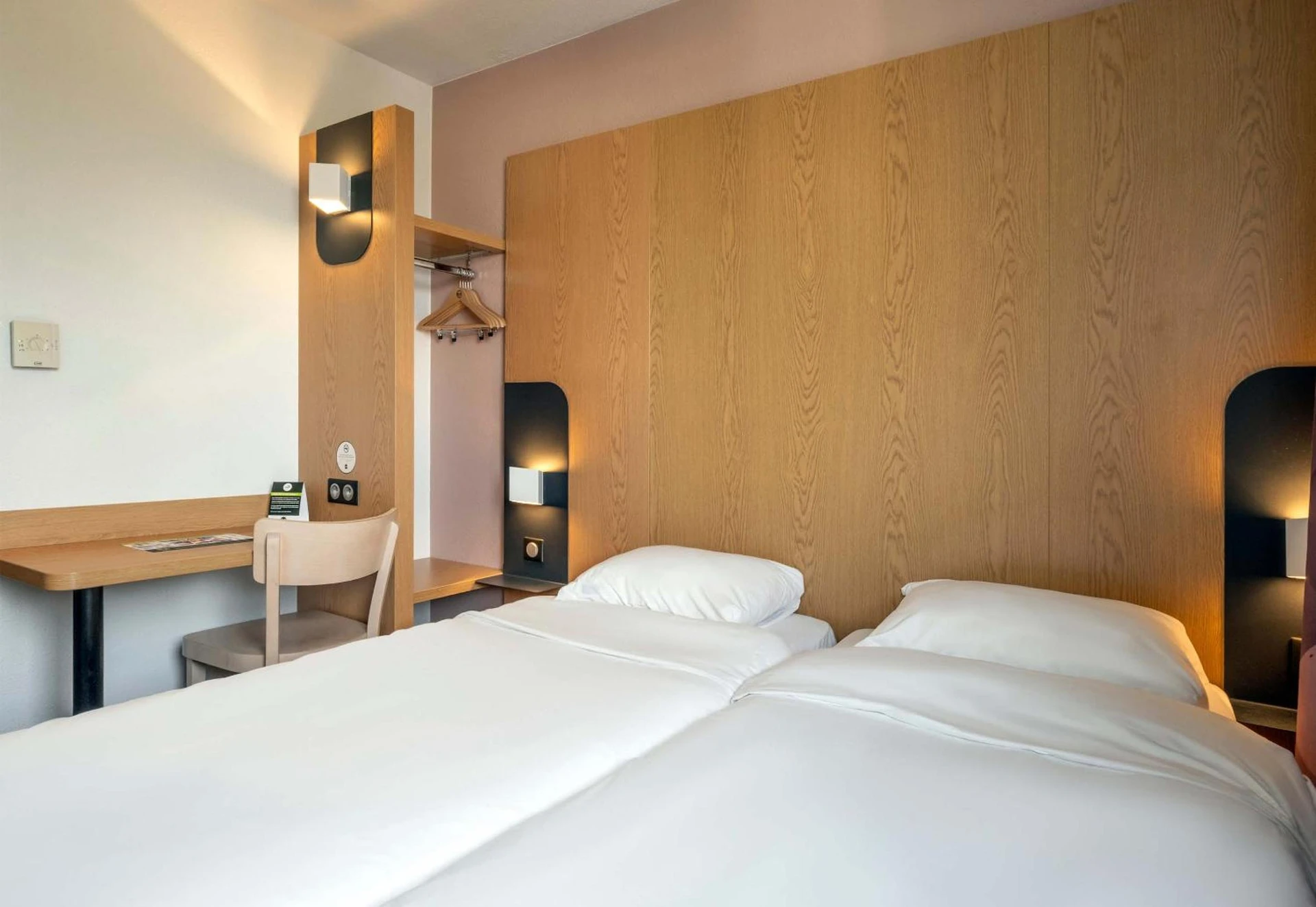 Chambre disponible pour un séminaire d'entreprise à B&B HOTEL Niort Marais Poitevin Est - Niort