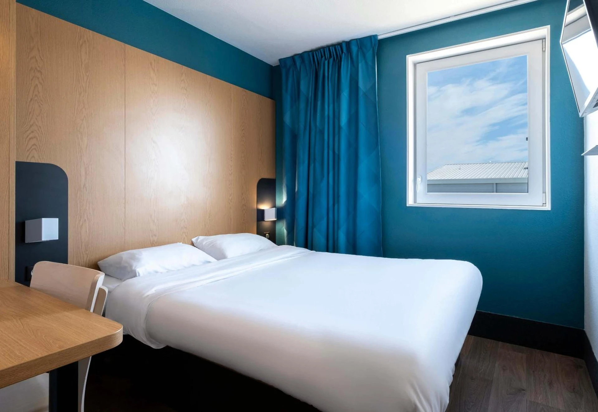Chambre disponible pour un séminaire d'entreprise à B&B HOTEL Niort Marais Poitevin Est - Niort