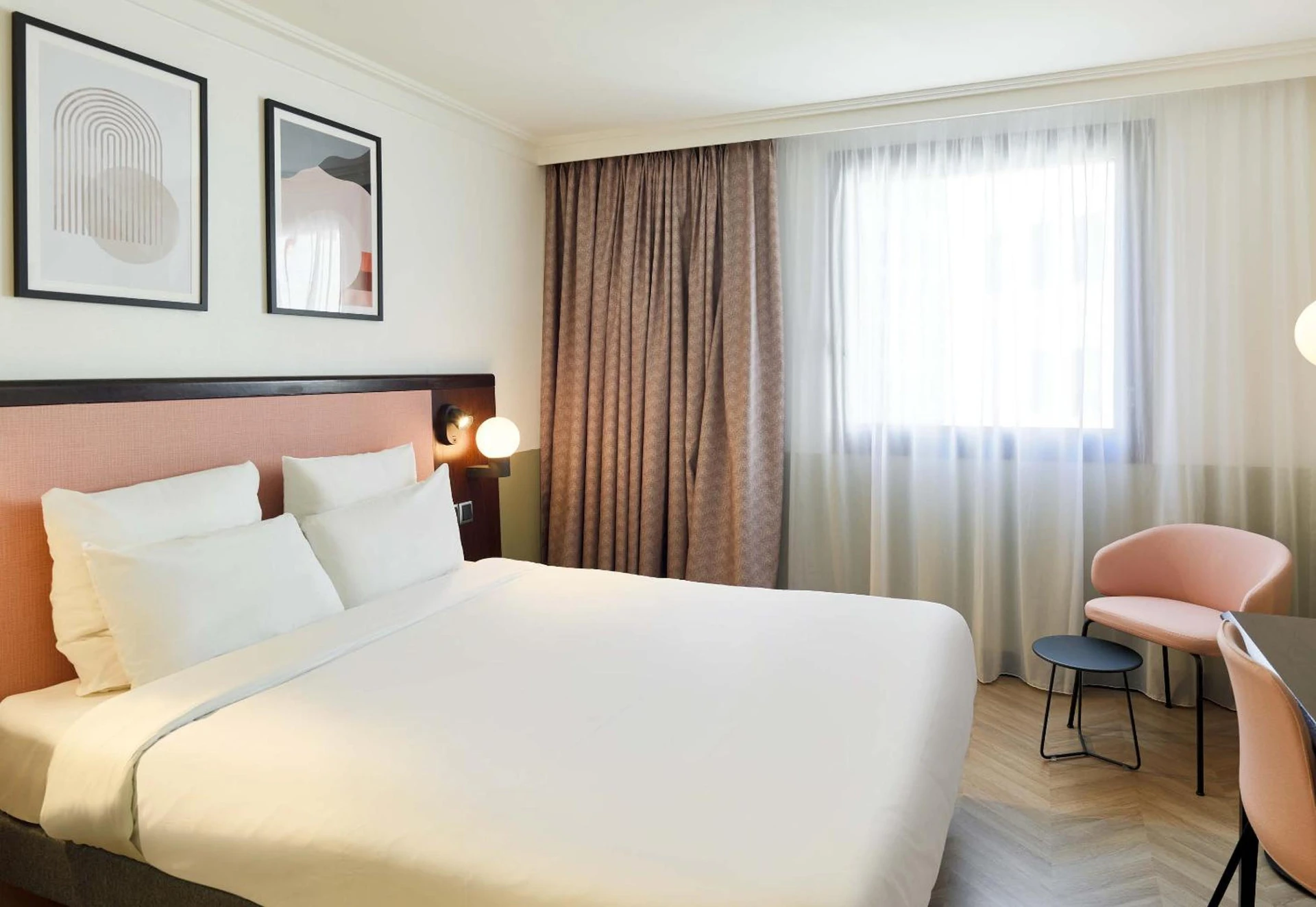Chambre disponible pour un séminaire d'entreprise à B&B HOTEL Saint-Quentin-en-Yvelines Centre Gare 4 étoiles - Montigny-le-Bretonneux