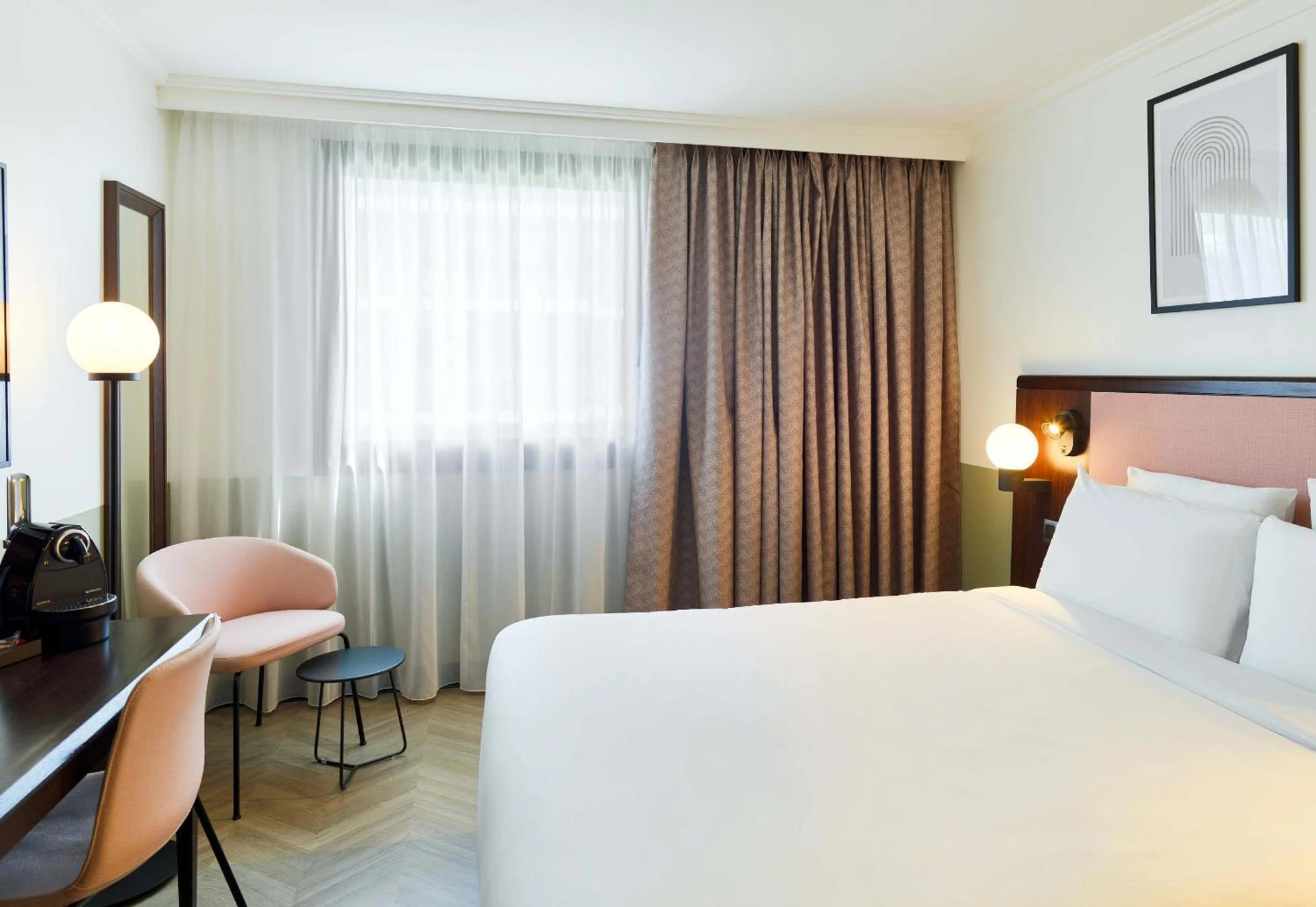 Chambre disponible pour un séminaire d'entreprise à B&B HOTEL Saint-Quentin-en-Yvelines Centre Gare 4 étoiles - Montigny-le-Bretonneux