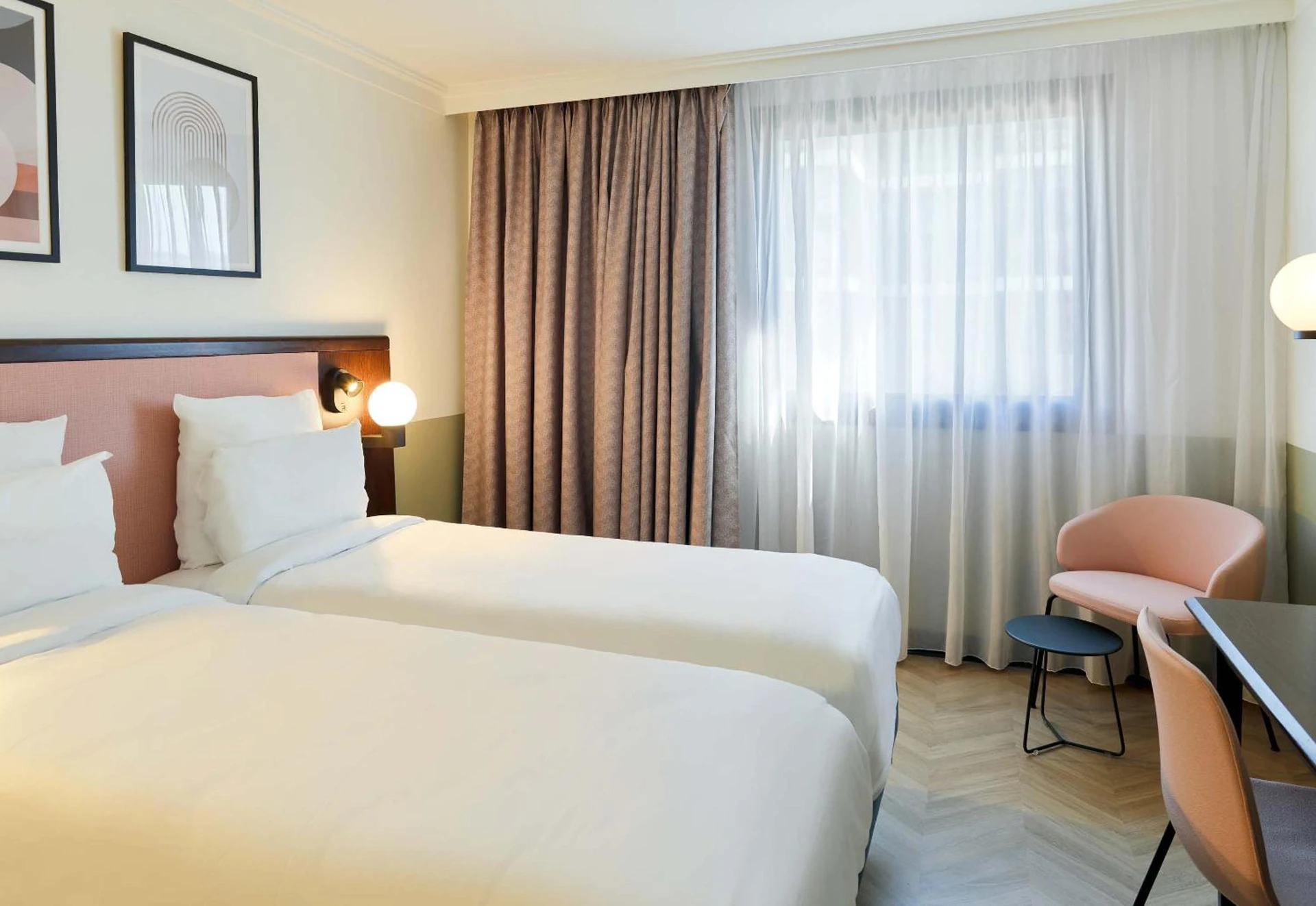 Chambre disponible pour un séminaire d'entreprise à B&B HOTEL Saint-Quentin-en-Yvelines Centre Gare 4 étoiles - Montigny-le-Bretonneux