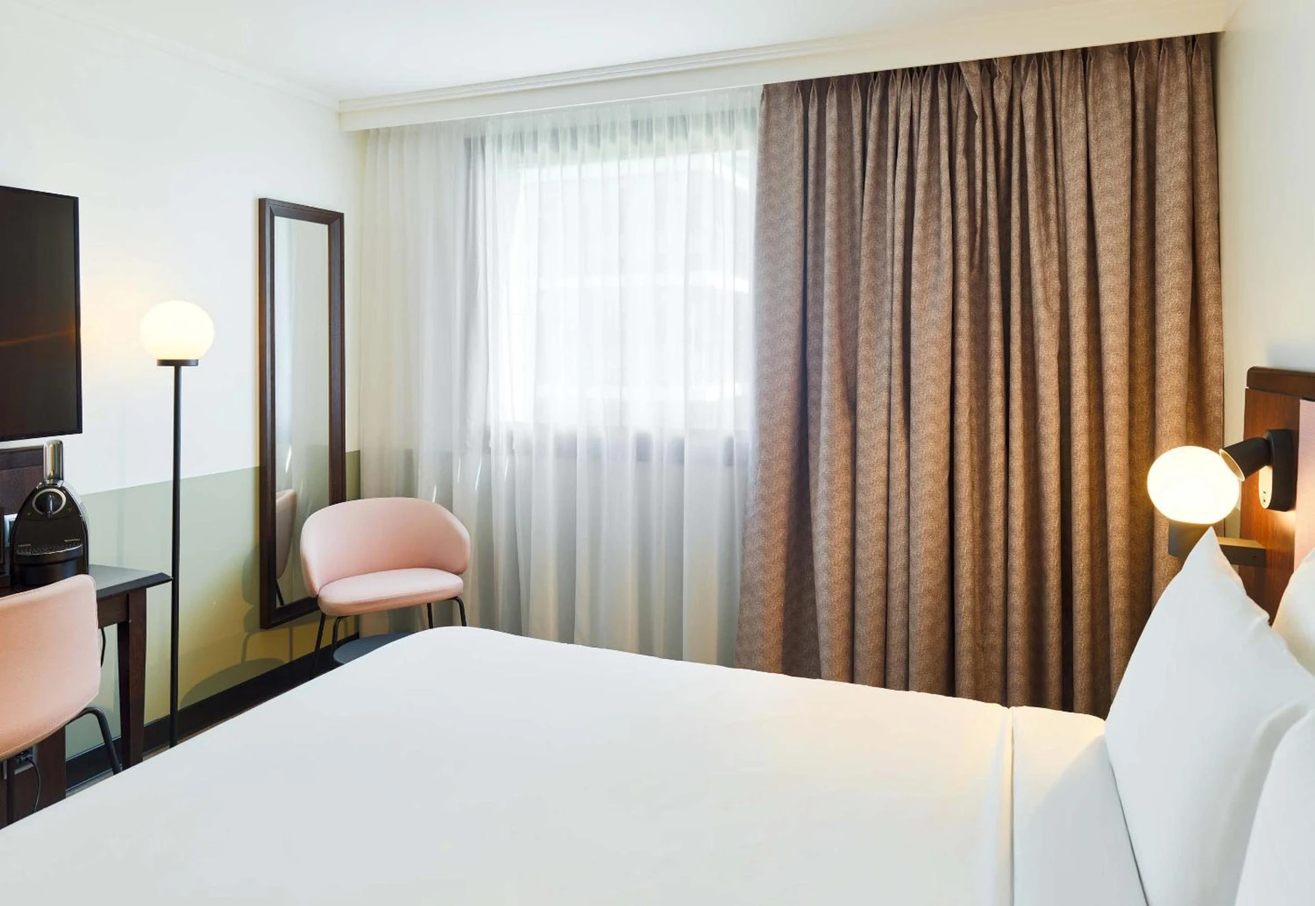 Magnifique chambre pour un séminaire d'entreprise à B&B HOTEL Saint-Quentin-en-Yvelines Centre Gare 4 étoiles - Montigny-le-Bretonneux