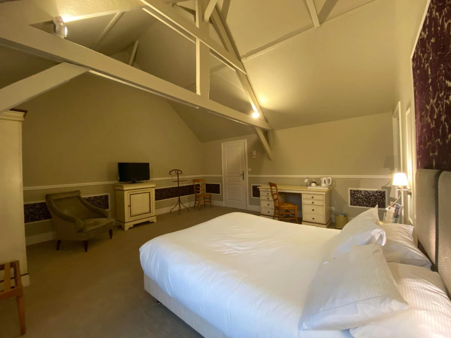 Magnifique chambre pour un séminaire d'entreprise à Best Western La Metairie - Gosnay