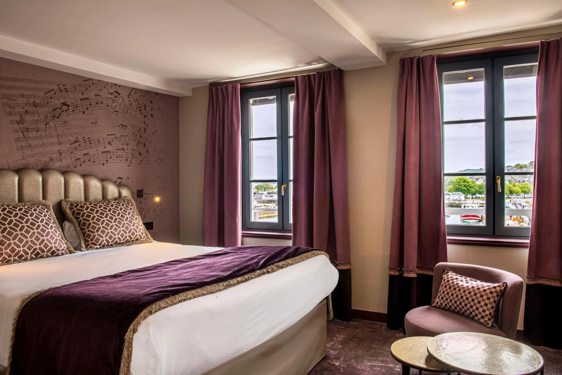 Chambre disponible pour un séminaire d'entreprise à Best Western Le Cheval Blanc -Vue sur le port-plein centre ville - Honfleur