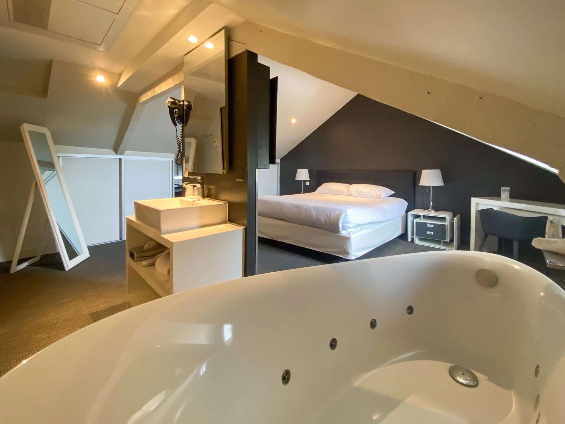 Magnifique chambre pour un séminaire d'entreprise à Best Western Le Cheval Blanc -Vue sur le port-plein centre ville - Honfleur