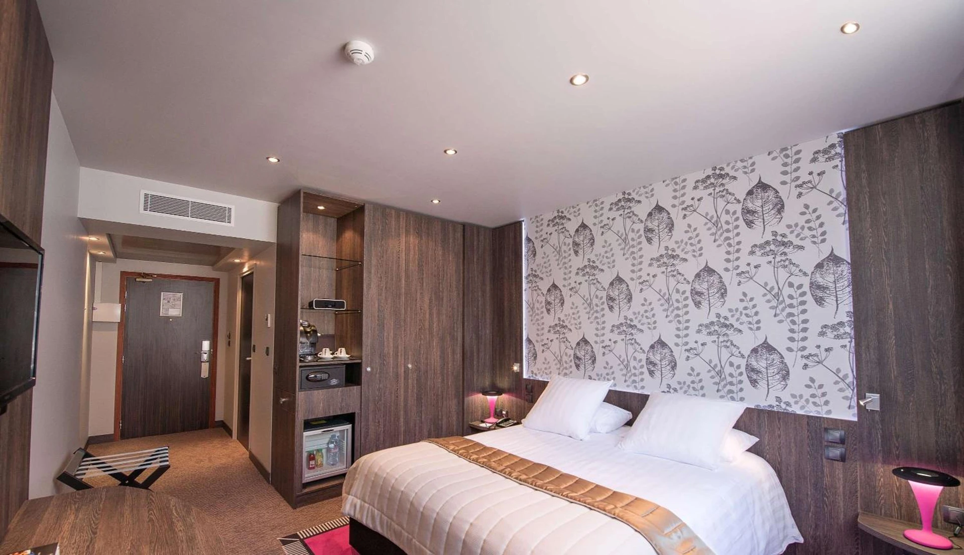 Chambre disponible pour un séminaire d'entreprise à Best Western Premier Le Patio des Artistes Wellness Jacuzzi - Paris