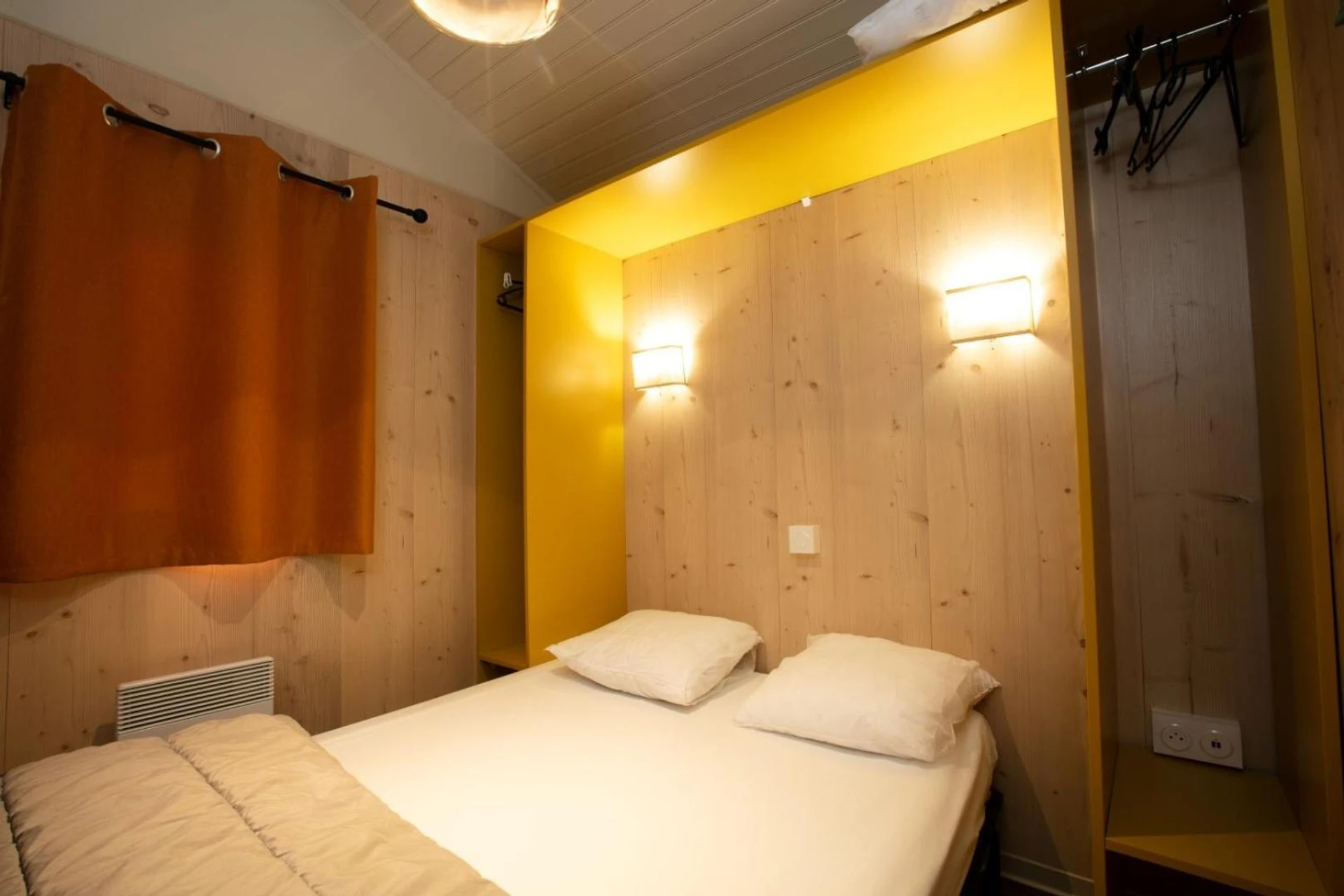 Chambre disponible pour un séminaire d'entreprise à A La Rencontre Du Soleil - Camping - Le Bourg-dʼOisans