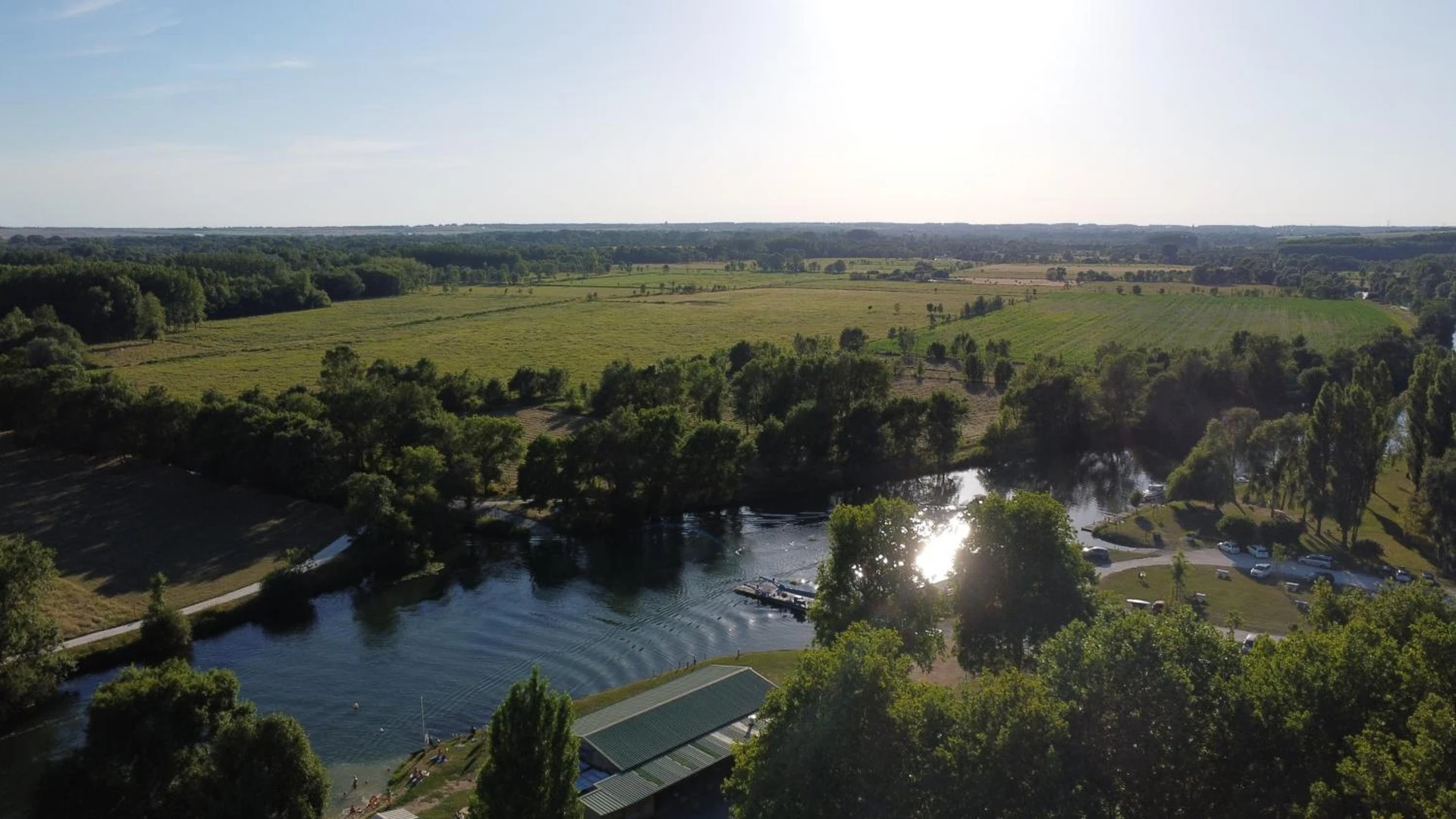 Lieu convivial pour un séminaire d'entreprise à Camping belle rivière - Chaniers - En savoir plus 