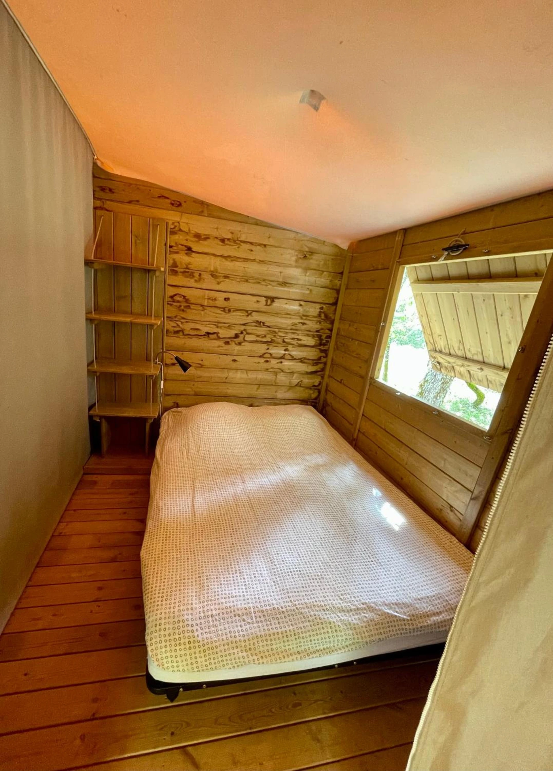 Chambre disponible pour un séminaire d'entreprise à Lodges du Bois Dodo - ancien Camping de Bois Redon - Septfonds