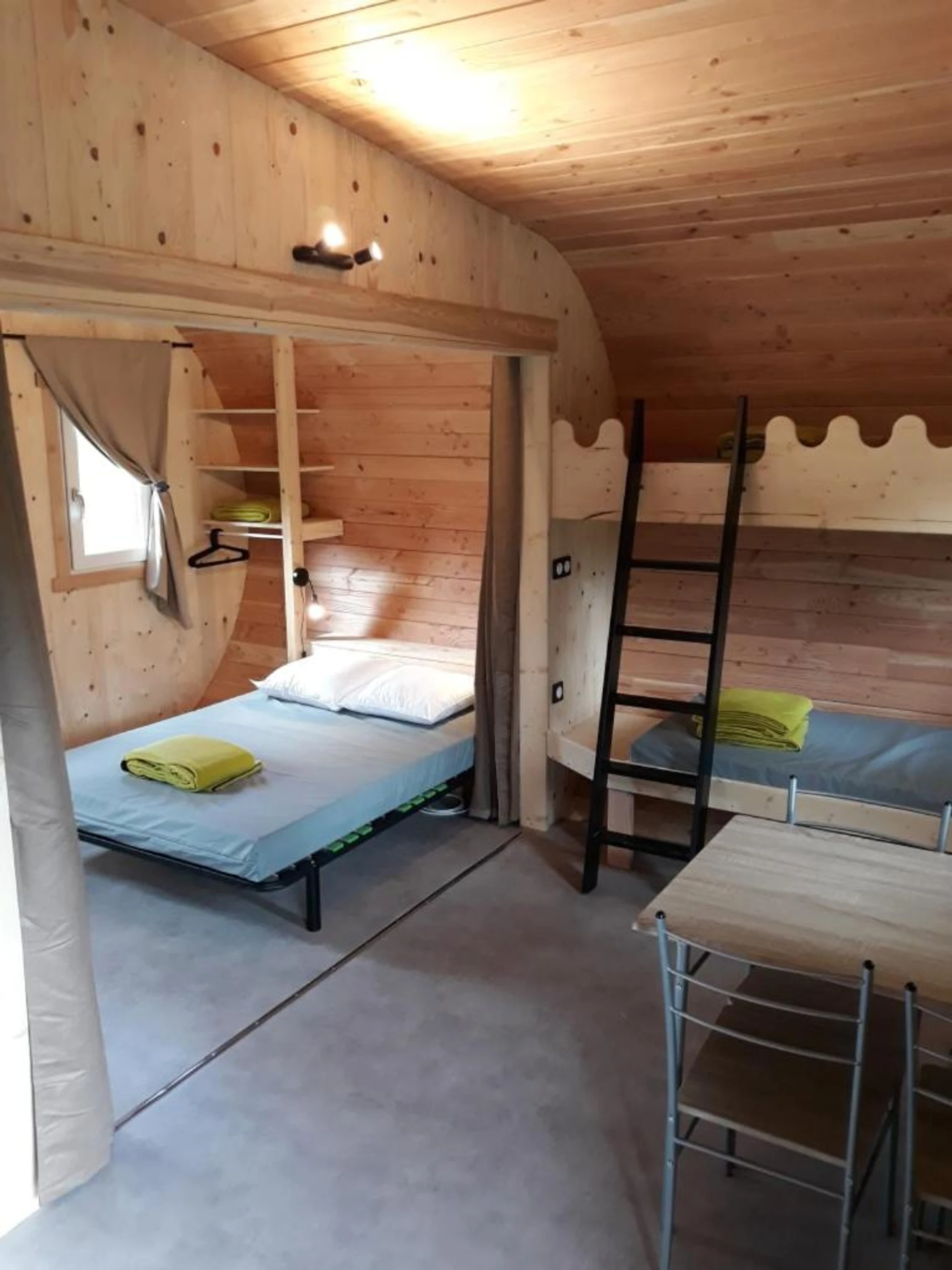 Chambre disponible pour un séminaire d'entreprise à Domaine de l'Ours / Camping Lodge - Saint-Urcize