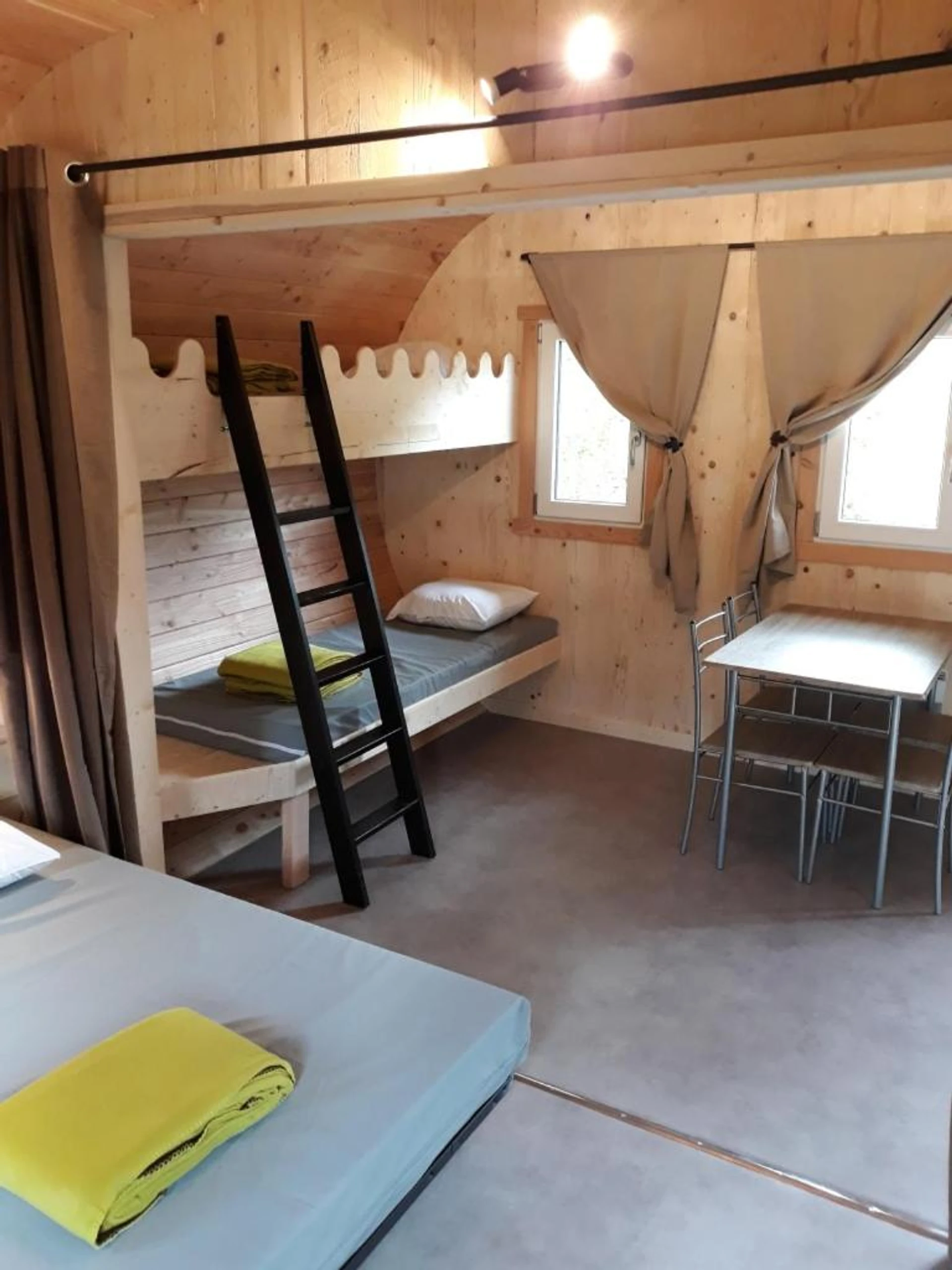 Chambre disponible pour un séminaire d'entreprise à Domaine de l'Ours / Camping Lodge - Saint-Urcize