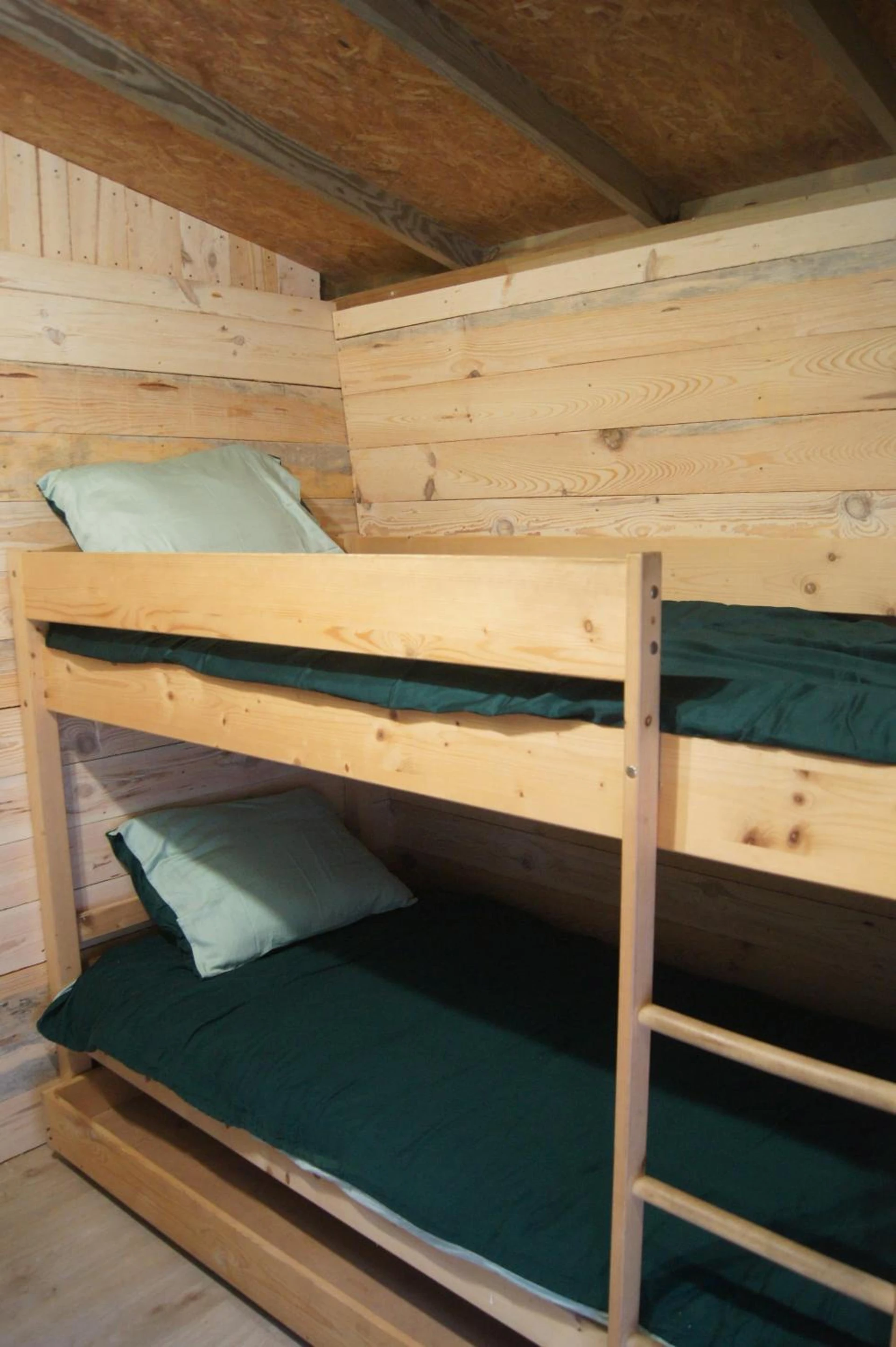 Chambre disponible pour un séminaire d'entreprise à Camping EAU NATURELLE 2 étoiles Bungalow ou Tente 4 personnes dans un environnement calme et dépaysant - Tursac