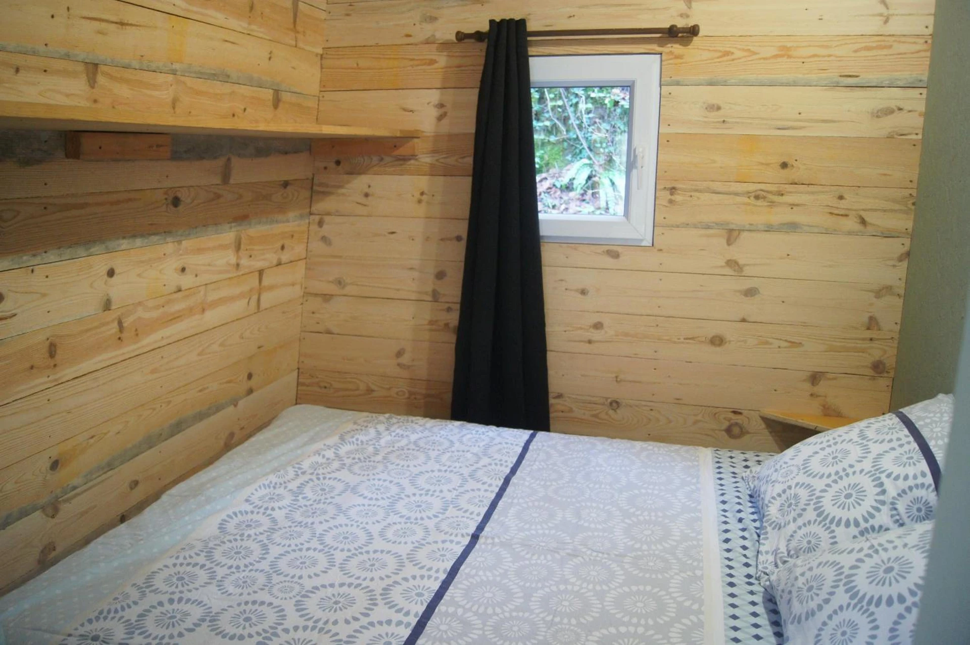 Magnifique chambre pour un séminaire d'entreprise à Camping EAU NATURELLE 2 étoiles Bungalow ou Tente 4 personnes dans un environnement calme et dépaysant - Tursac
