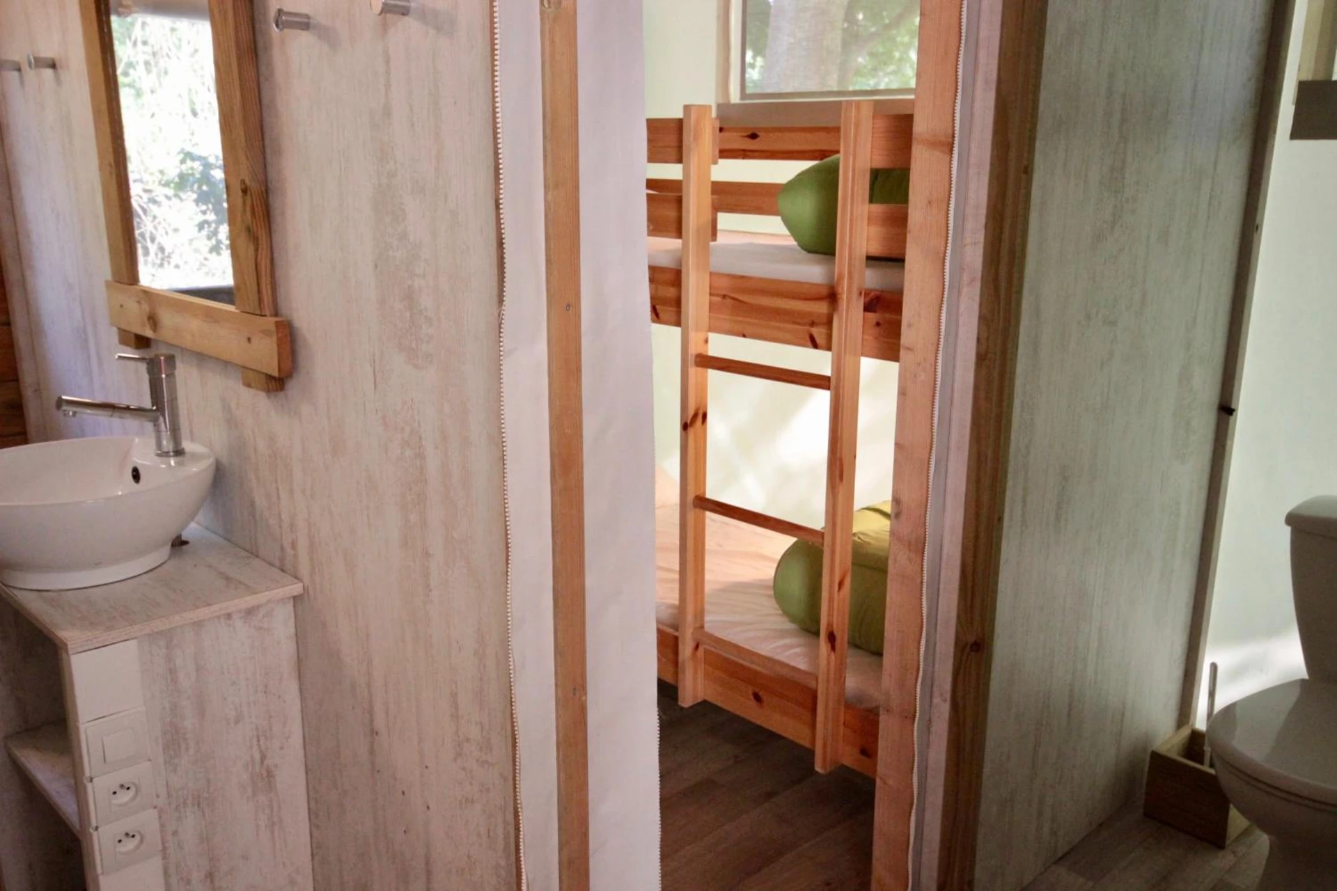 Chambre disponible pour un séminaire d'entreprise à Camping L'îlot du Chail - Sansais