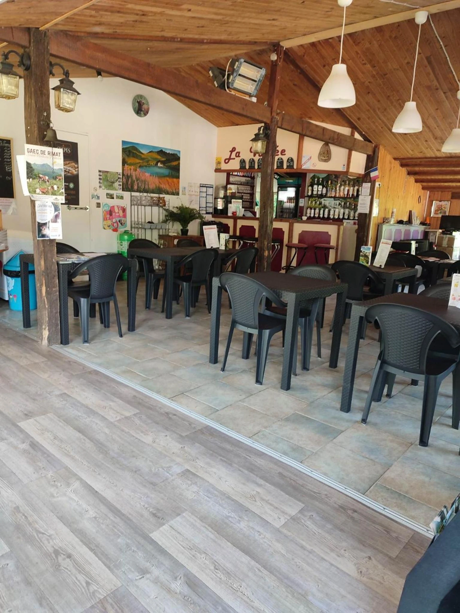 Ambiance de travail pour séminaire d'entreprise à Camping la Vallée - La Tour-dʼAuvergne