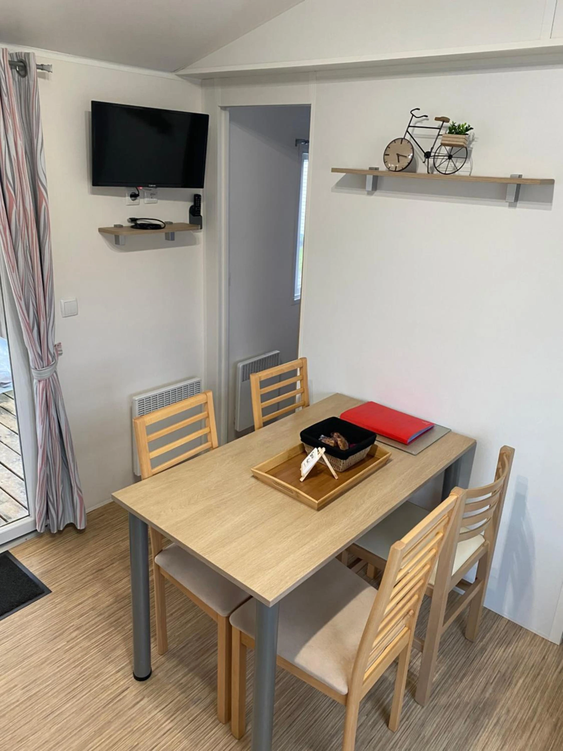 Chambre à Mobil Home tout confort idéal pour 4 personnes dans le Domaine de Dugny CAMPING 4 ETOILES, Proche de Blois, du Zoo de beauval et des Châteaux de la Loire - Organiser un séminaire d'entreprise à Onzain