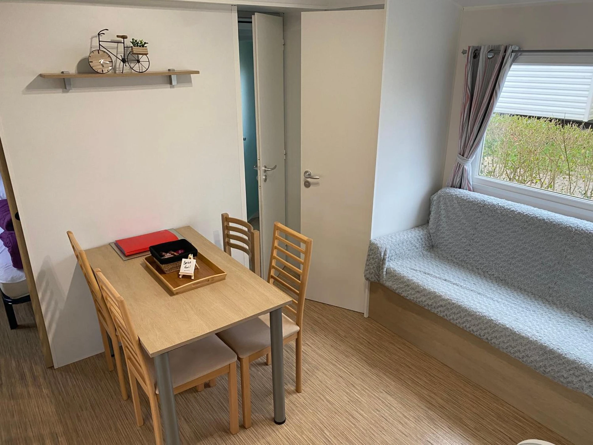 Ambiance de travail pour séminaire d'entreprise à Mobil Home tout confort idéal pour 4 personnes dans le Domaine de Dugny CAMPING 4 ETOILES, Proche de Blois, du Zoo de beauval et des Châteaux de la Loire - Onzain