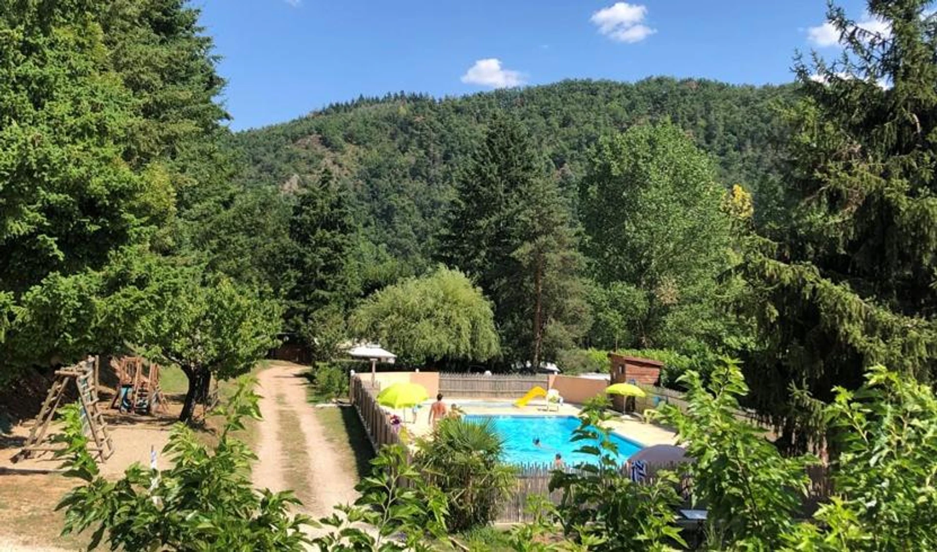 Salle de séminaire à Camping Les Berges Du Doux - Organiser un événement professionnel à Colombier-le-Vieux