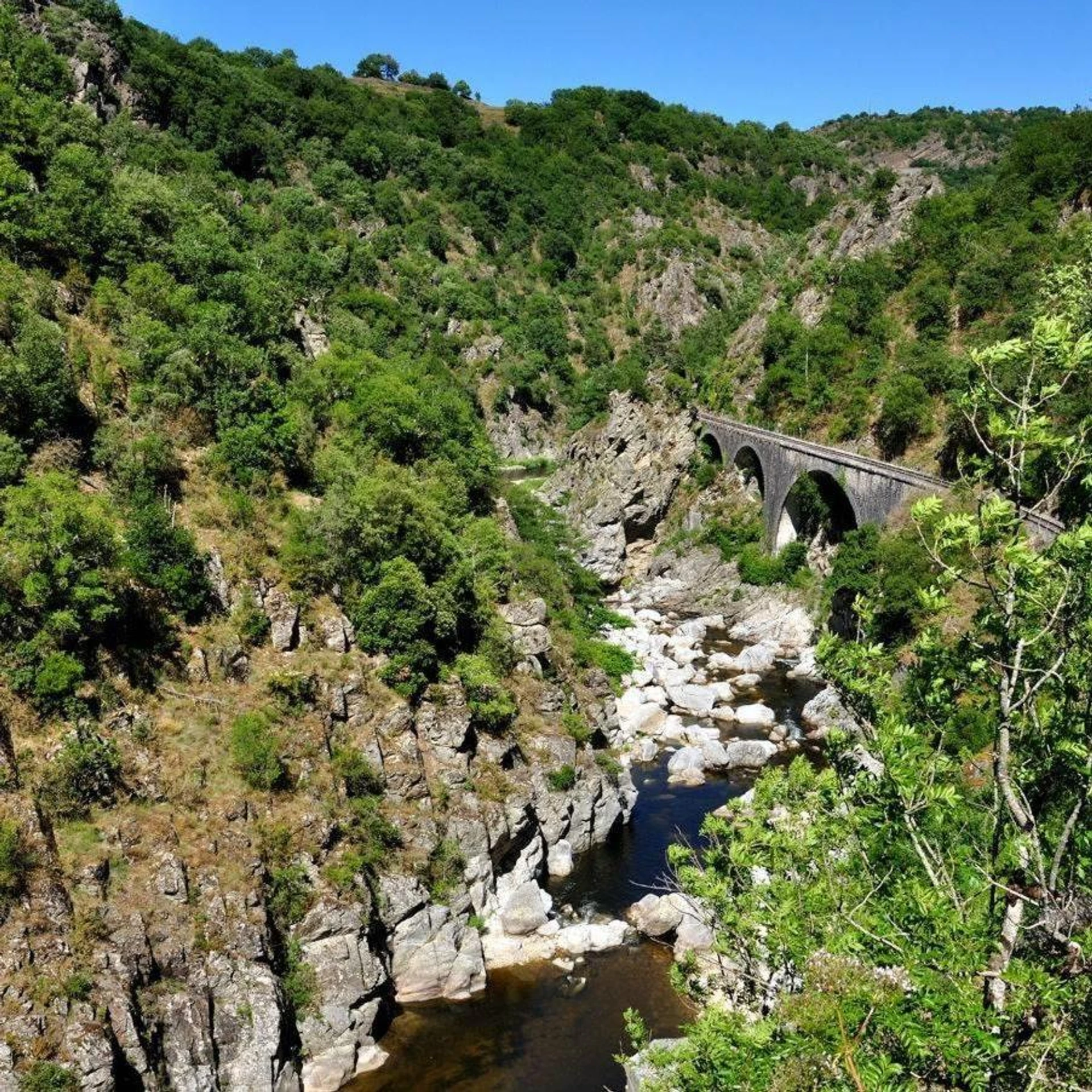 Chambre à Camping Les Berges Du Doux - Organiser un séminaire d'entreprise à Colombier-le-Vieux