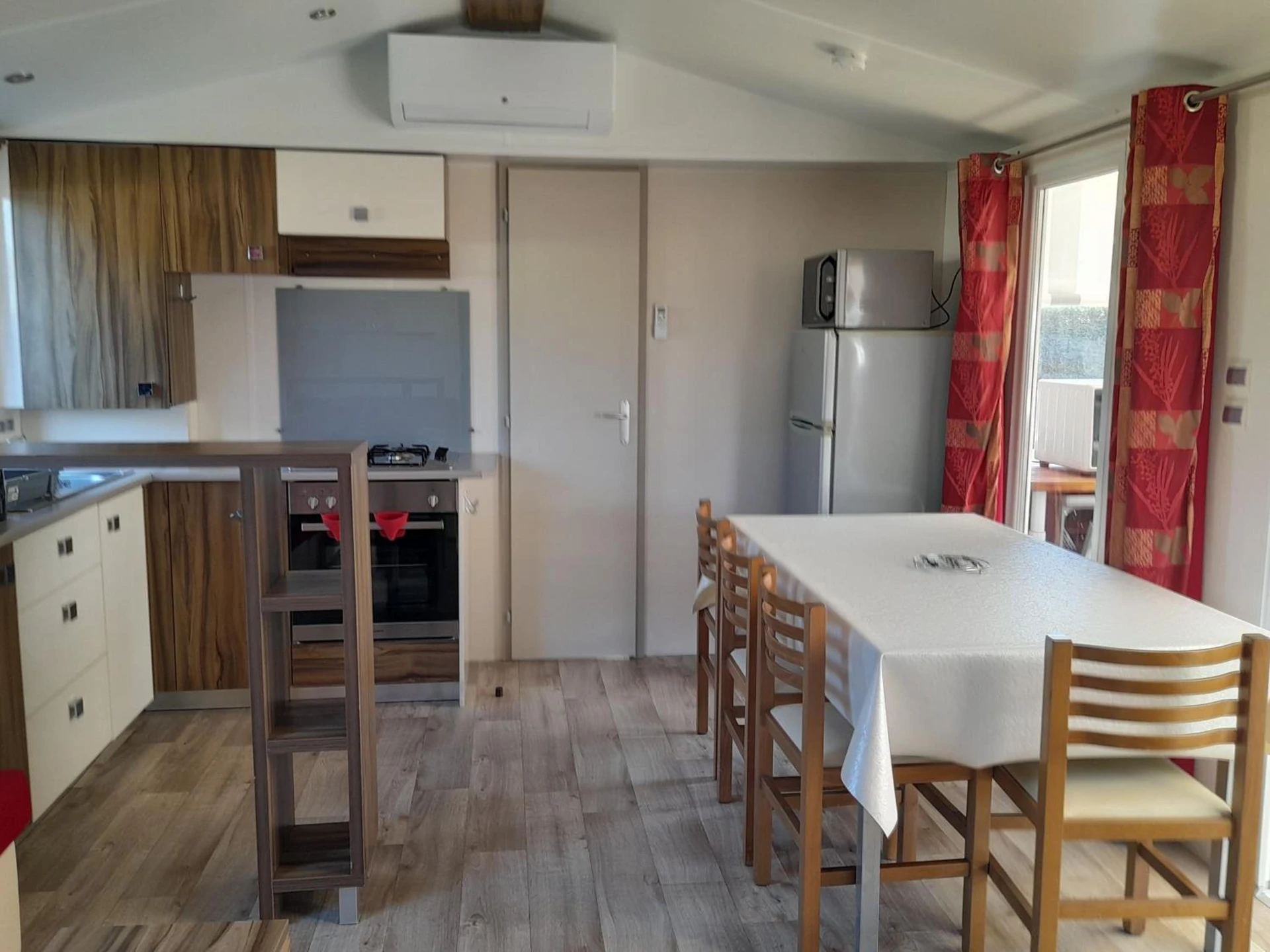 Salle de séminaire à Mobil home camping les Charmettes 4 étoiles les MATHES en Charente Maritime prés du ZOO de la Palmyre 8 personnes tout confort 3 chambres 2salles de bains 2 WC Lave linge lave vaisselle Climatisation bien situé - Organiser un événement professionnel à Les Mathes