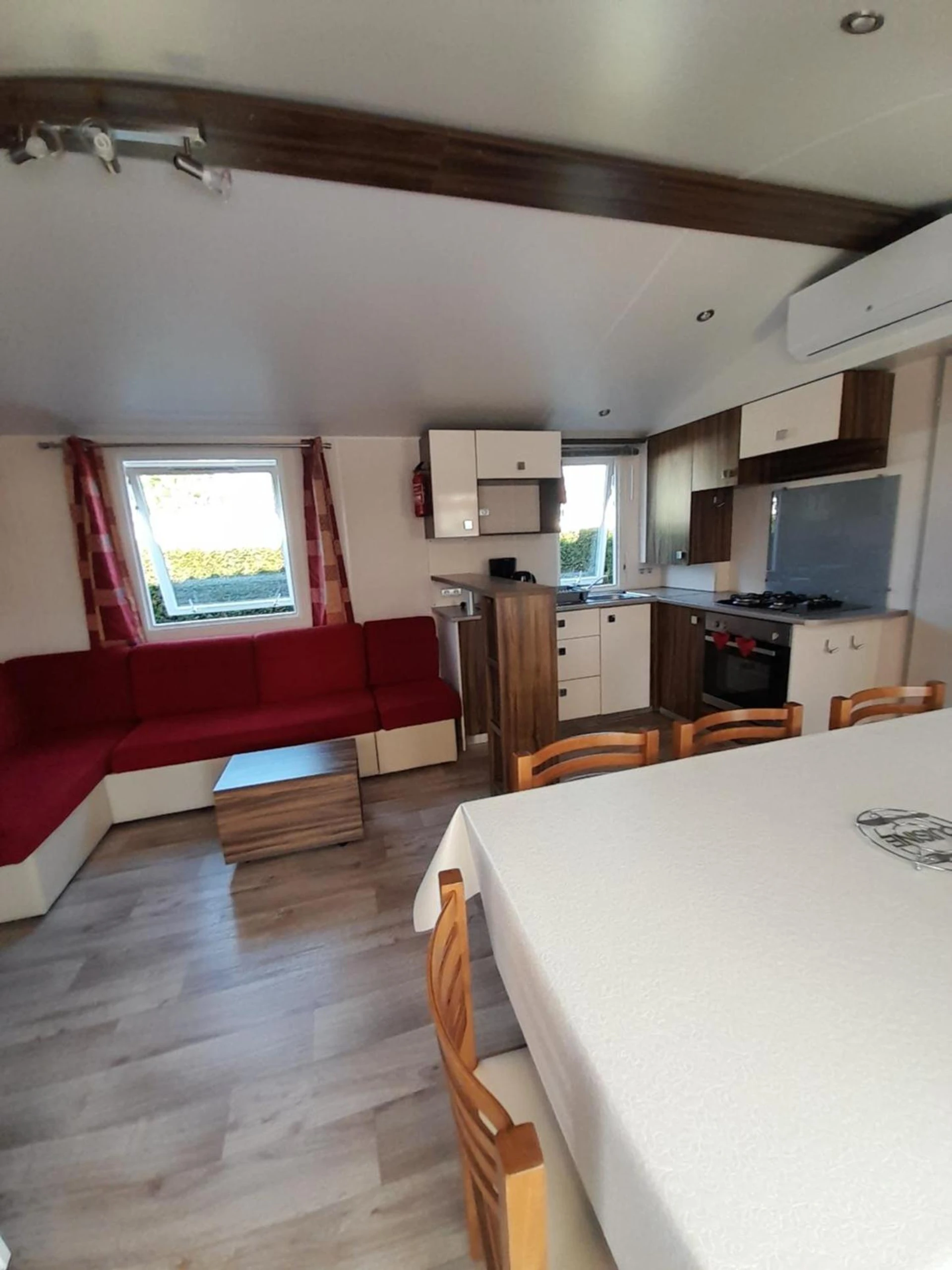 Chambre à Mobil home camping les Charmettes 4 étoiles les MATHES en Charente Maritime prés du ZOO de la Palmyre 8 personnes tout confort 3 chambres 2salles de bains 2 WC Lave linge lave vaisselle Climatisation bien situé - Organiser un séminaire d'entreprise à Les Mathes
