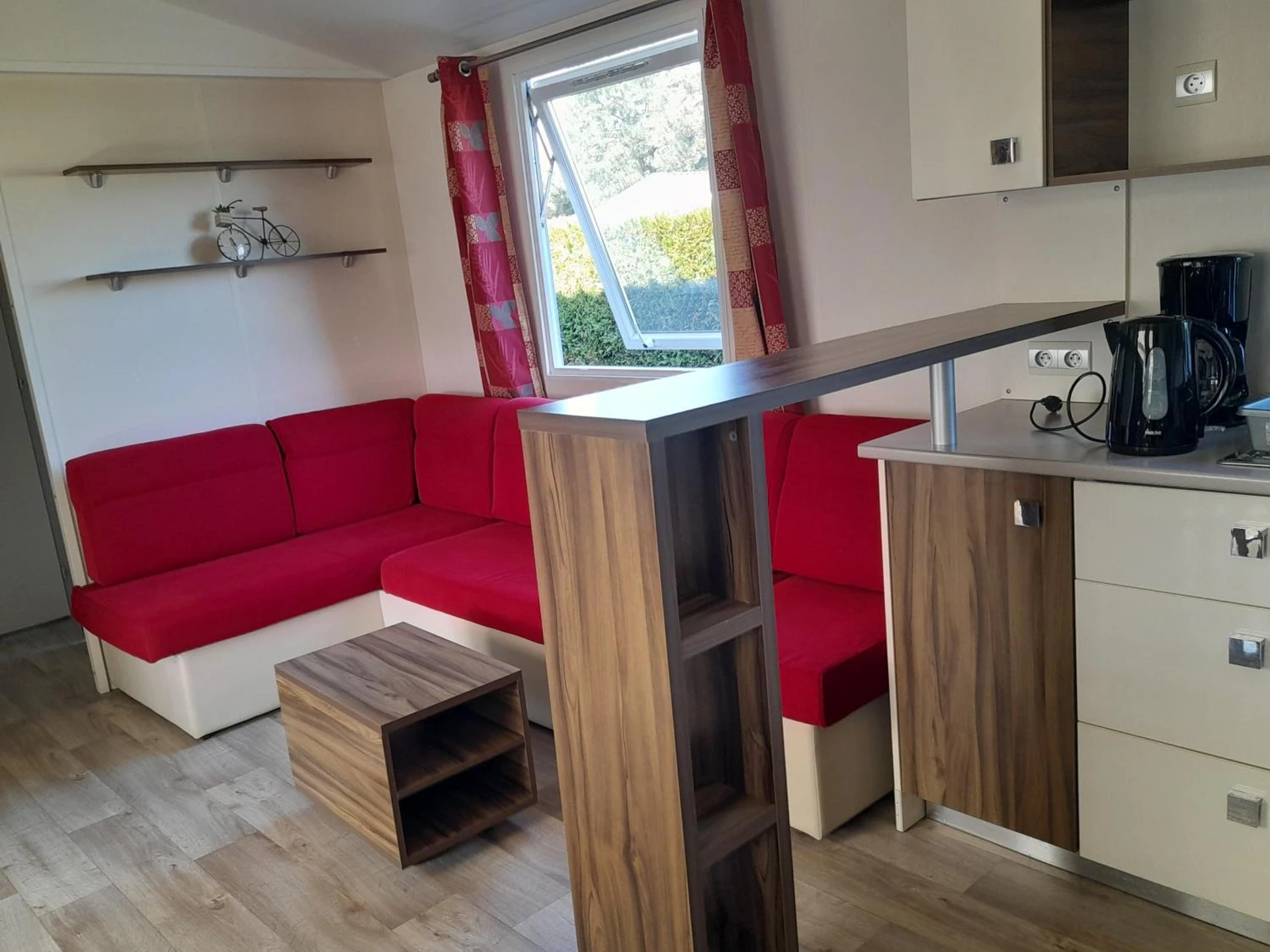 Ambiance de travail pour séminaire d'entreprise à Mobil home camping les Charmettes 4 étoiles les MATHES en Charente Maritime prés du ZOO de la Palmyre 8 personnes tout confort 3 chambres 2salles de bains 2 WC Lave linge lave vaisselle Climatisation bien situé - Les Mathes