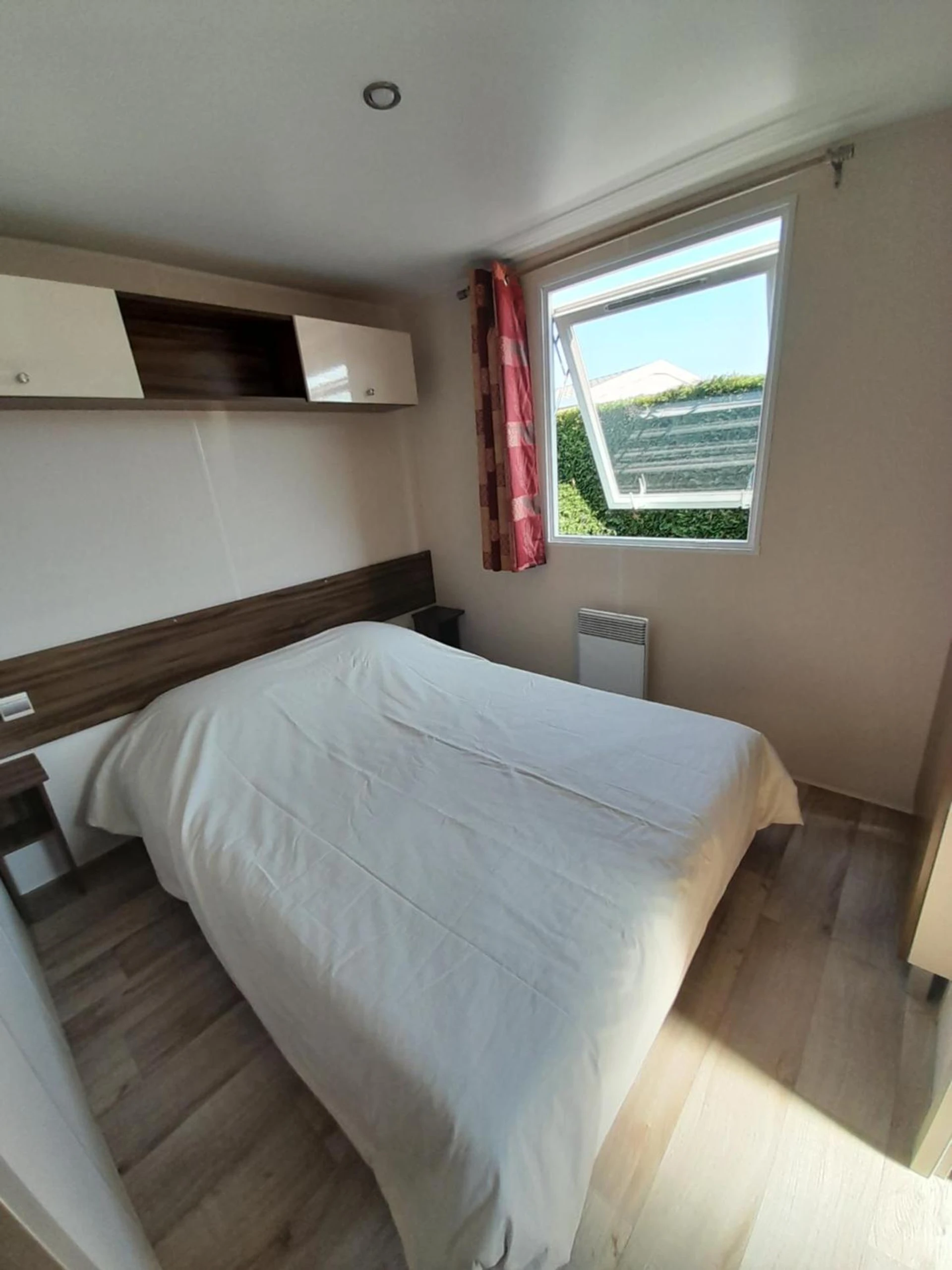 Lieu convivial pour un séminaire d'entreprise à Mobil home camping les Charmettes 4 étoiles les MATHES en Charente Maritime prés du ZOO de la Palmyre 8 personnes tout confort 3 chambres 2salles de bains 2 WC Lave linge lave vaisselle Climatisation bien situé - Les Mathes - En savoir plus 
