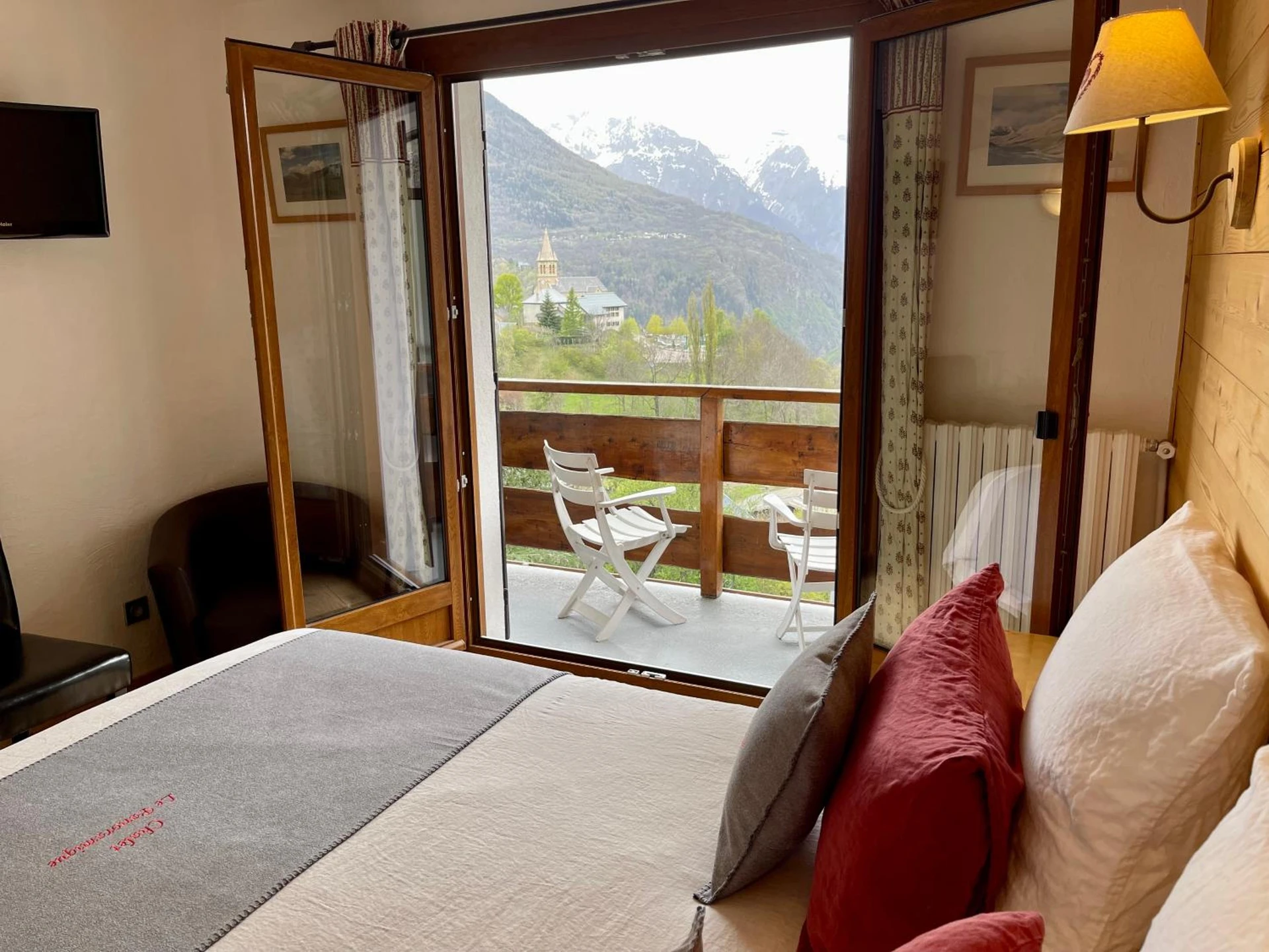 Chambre disponible pour un séminaire d'entreprise à Hôtel Chalet Le Panoramique - Mizoën