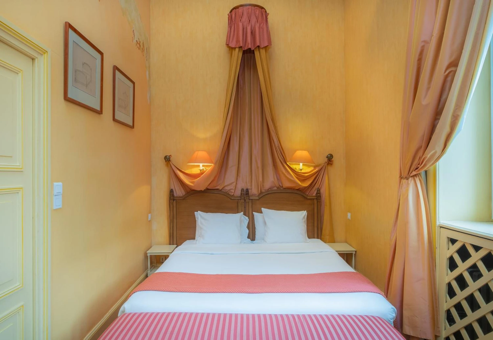 Magnifique chambre pour un séminaire d'entreprise à Château des Reynats - Strasbourg