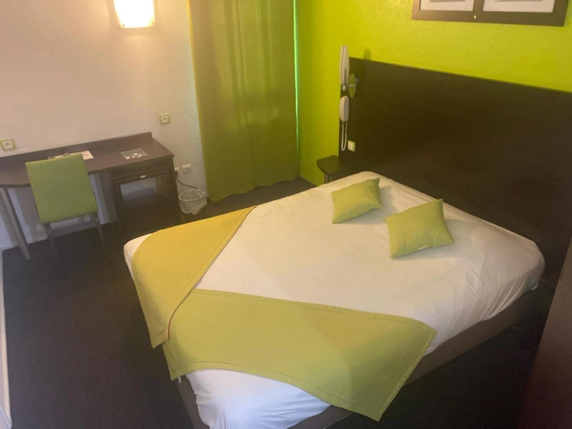 Magnifique chambre pour un séminaire d'entreprise à Enzo Hotels Vierzon by Kyriad Direct - Paris