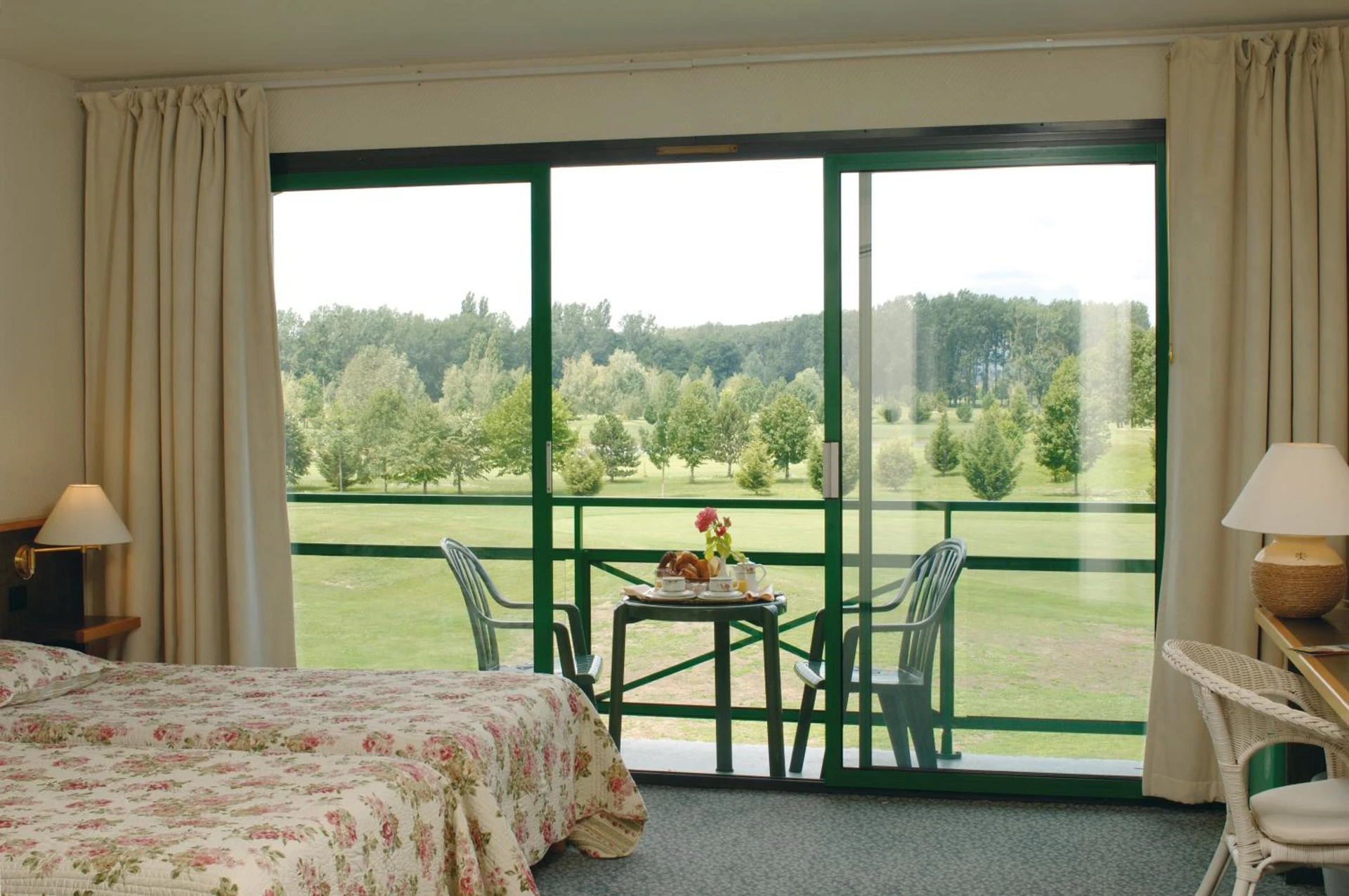 Organiser un séminaire d'entreprise : Golf Hotel Colvert - Room Service Disponible à levernois