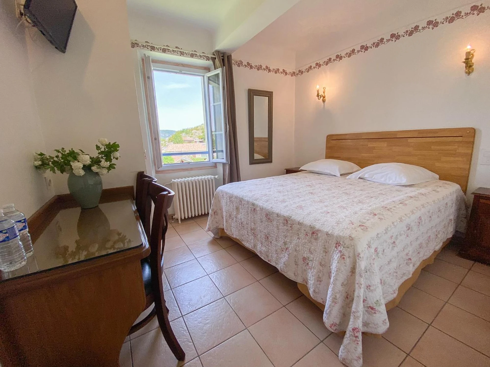 Chambre disponible pour un séminaire d'entreprise à Logis Grand Hotel Bain - Comps-sur-Artuby
