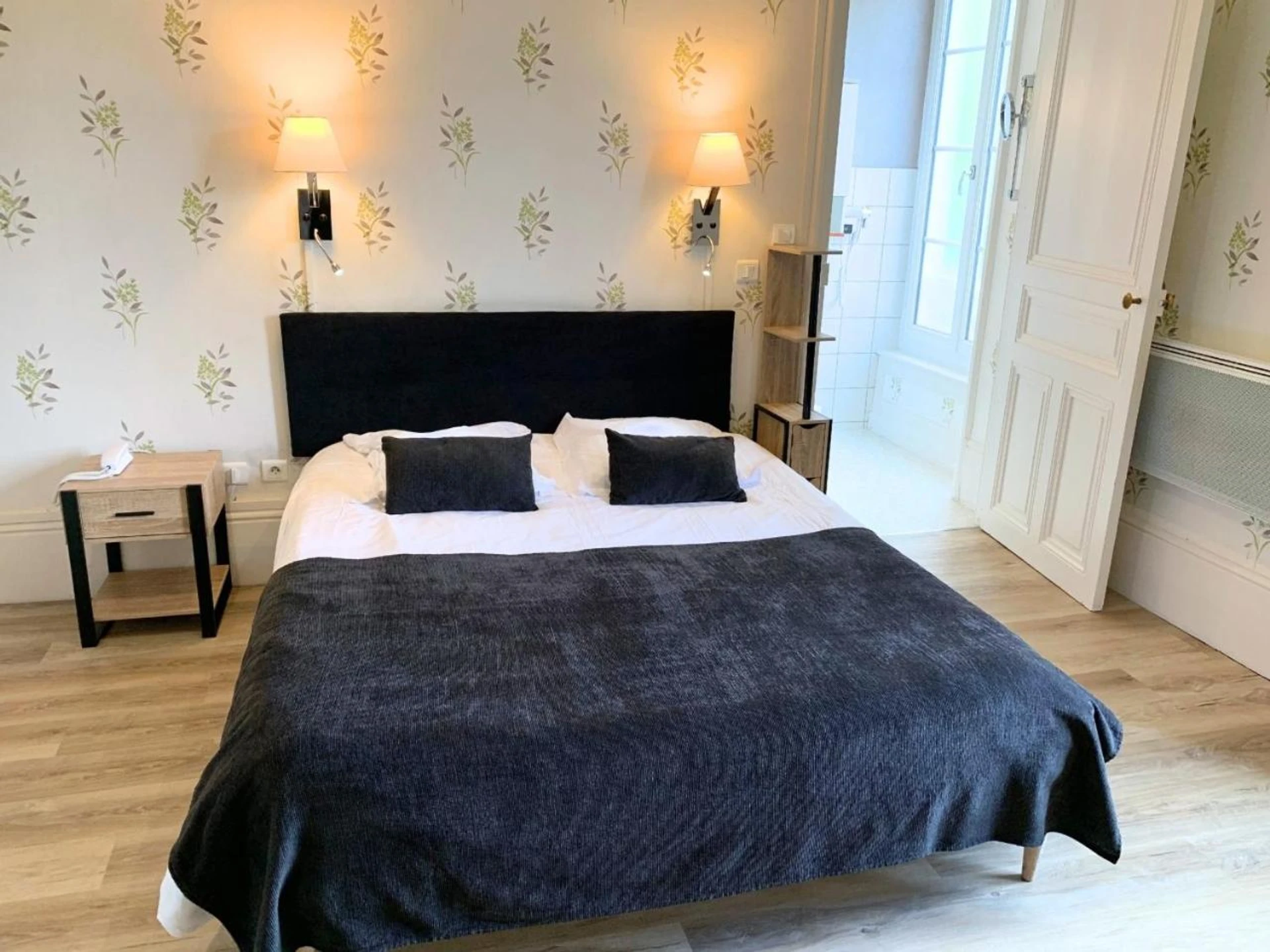 Chambre disponible pour un séminaire d'entreprise à Grand Hôtel de Bourbon-Lancy - Spa et Restaurant - Logis - Bourbon-Lancy