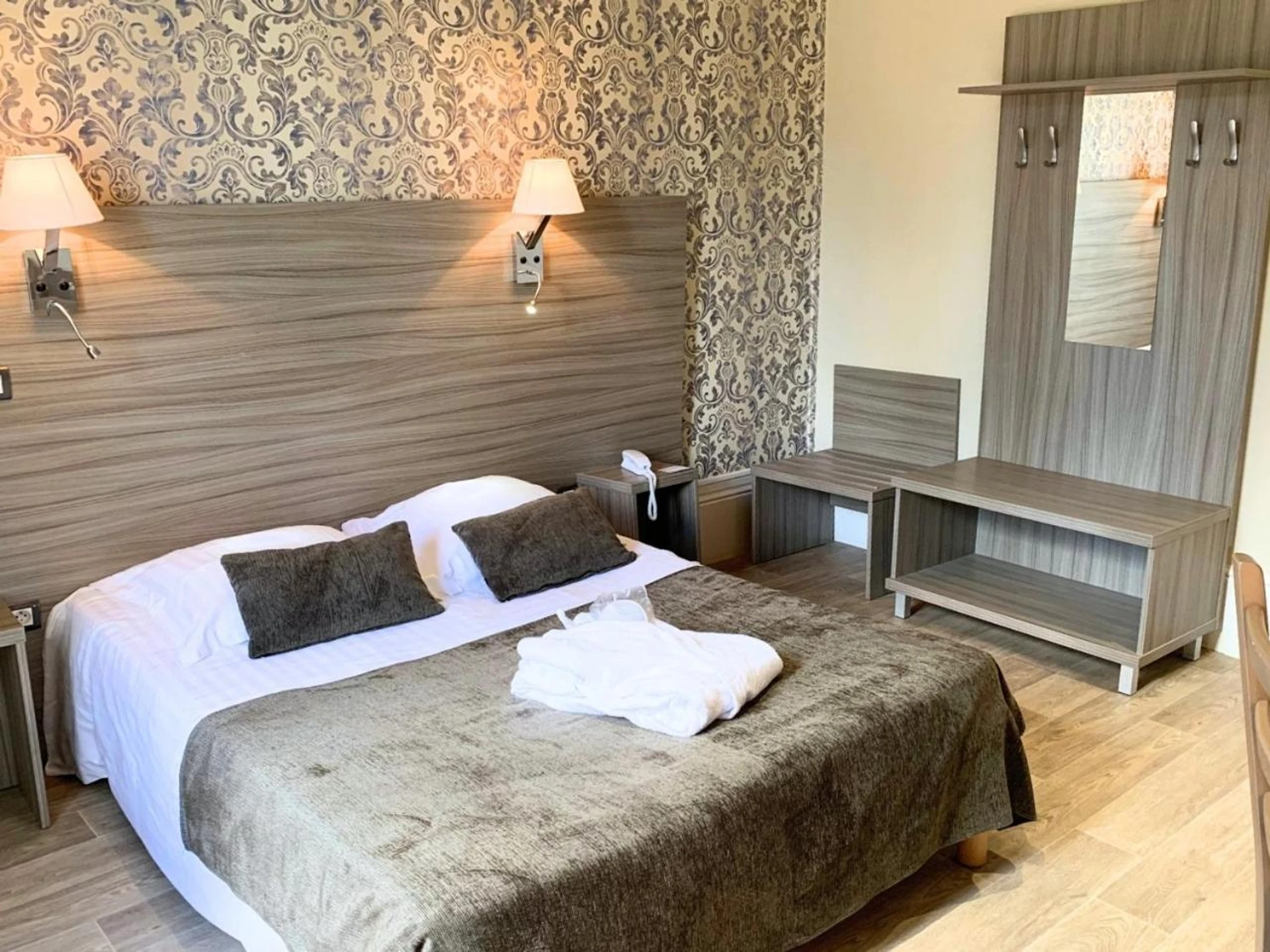 Magnifique chambre pour un séminaire d'entreprise à Grand Hôtel de Bourbon-Lancy - Spa et Restaurant - Logis - Bourbon-Lancy