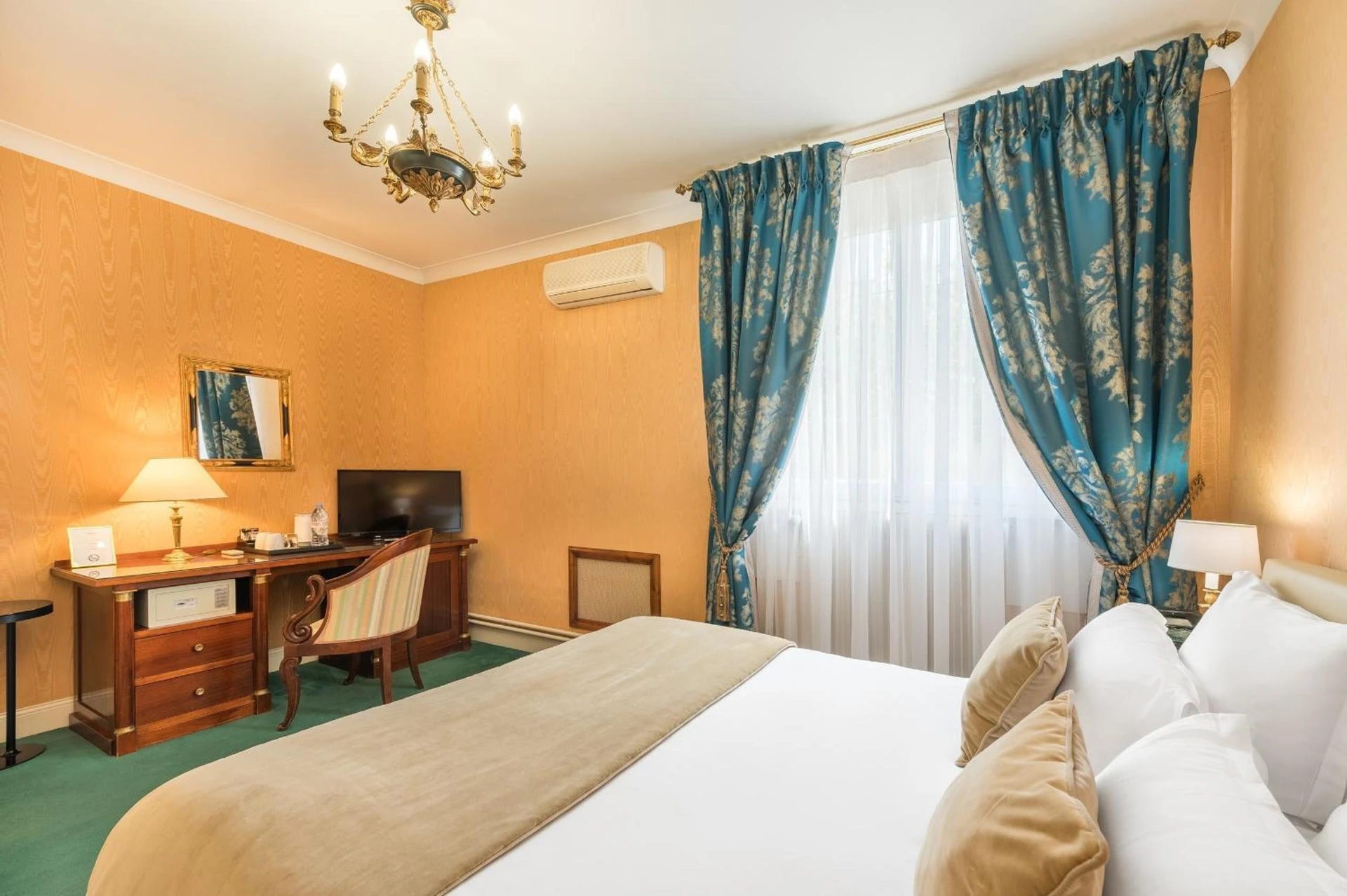 Chambre disponible pour un séminaire d'entreprise à Grand Hôtel Des Templiers, Piscine & Spa - Reims