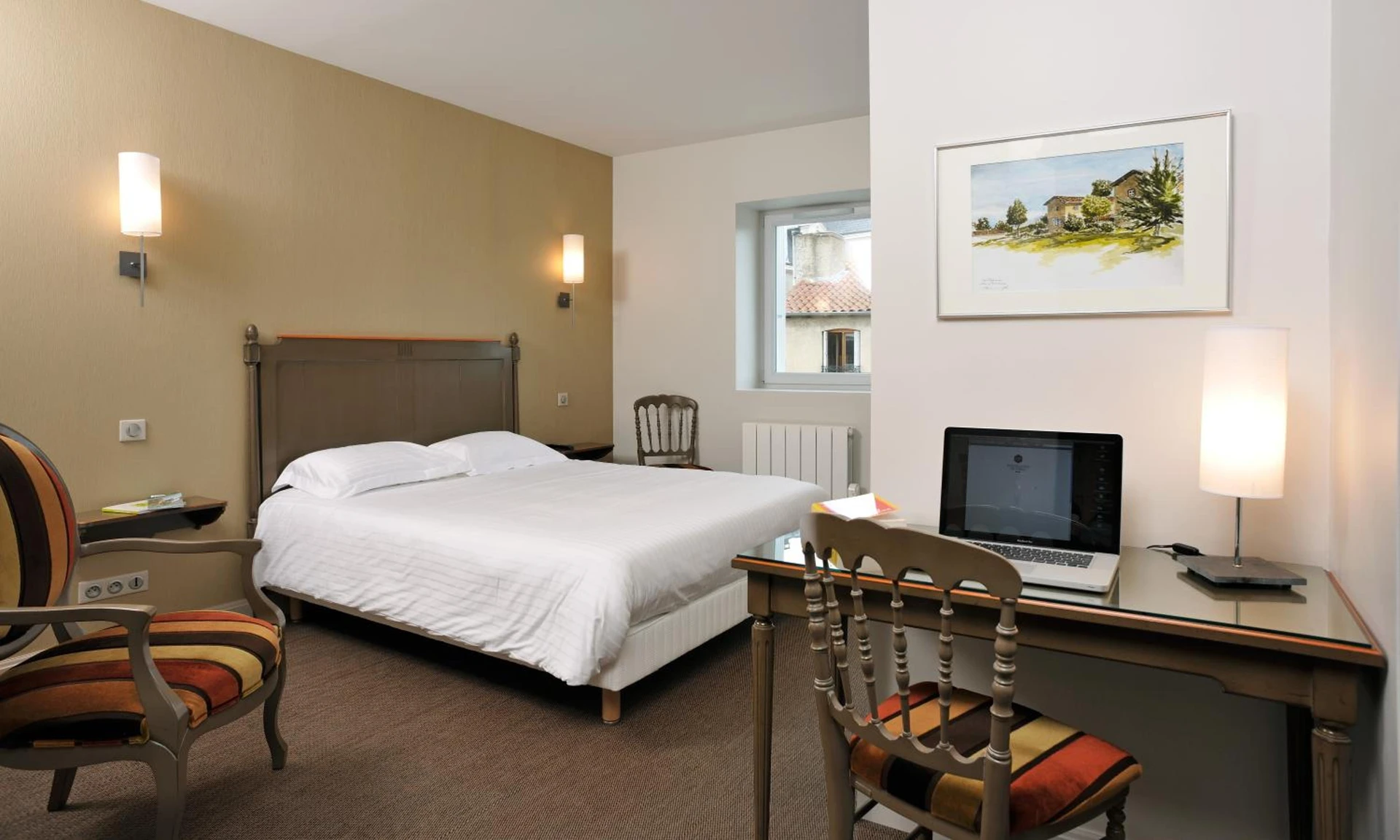 Magnifique chambre pour un séminaire d'entreprise à Hostellerie du Forez - Saint-Galmier